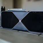 Card đồ họa Nvidia RTX 5070 Founder's Edition với thiết kế tản nhiệt kép và tông màu bạc sang trọng.