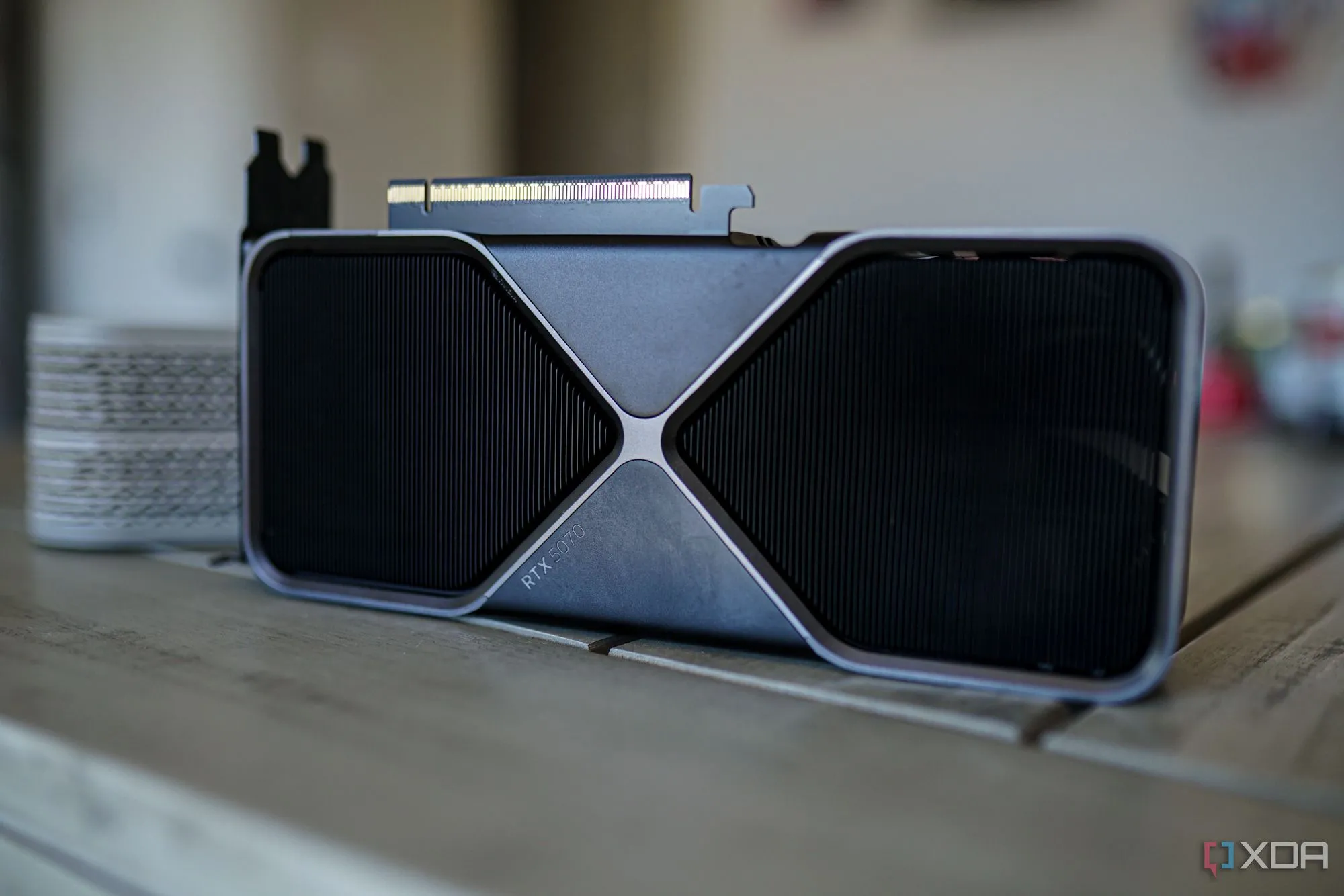 Card đồ họa Nvidia RTX 5070 Founder's Edition với thiết kế tản nhiệt kép và tông màu bạc sang trọng.