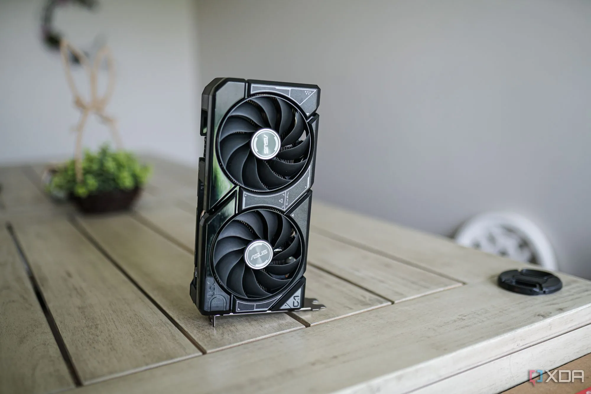 Card đồ họa RTX 4060 của NVIDIA đặt trên bàn.