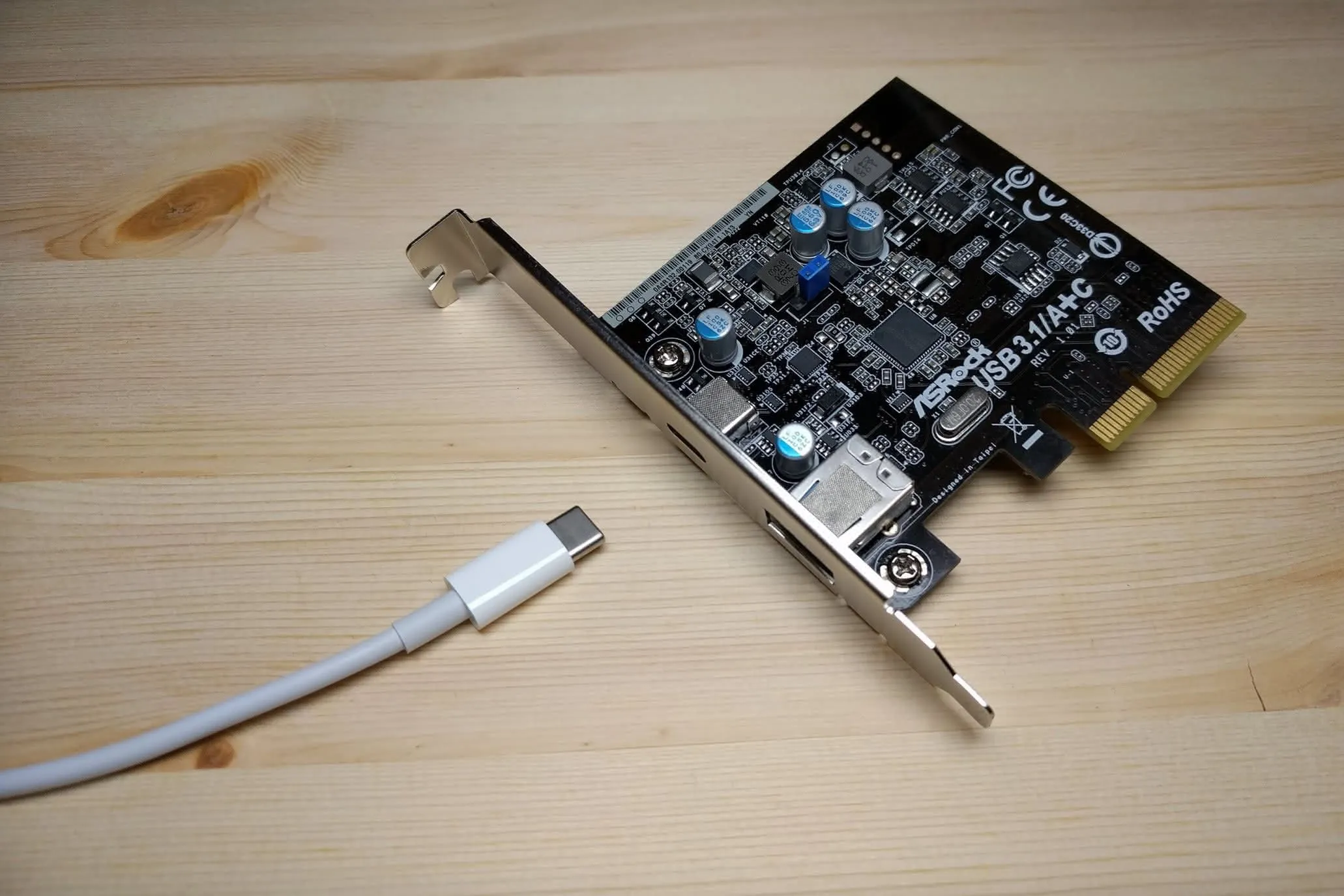 Card mở rộng PCIe USB-C và cáp USB-C, minh họa khả năng sạc nhanh Power Delivery.