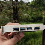 Card mở rộng USB PCIe cầm trên tay, giải pháp tăng cường cổng kết nối cho PC cũ.