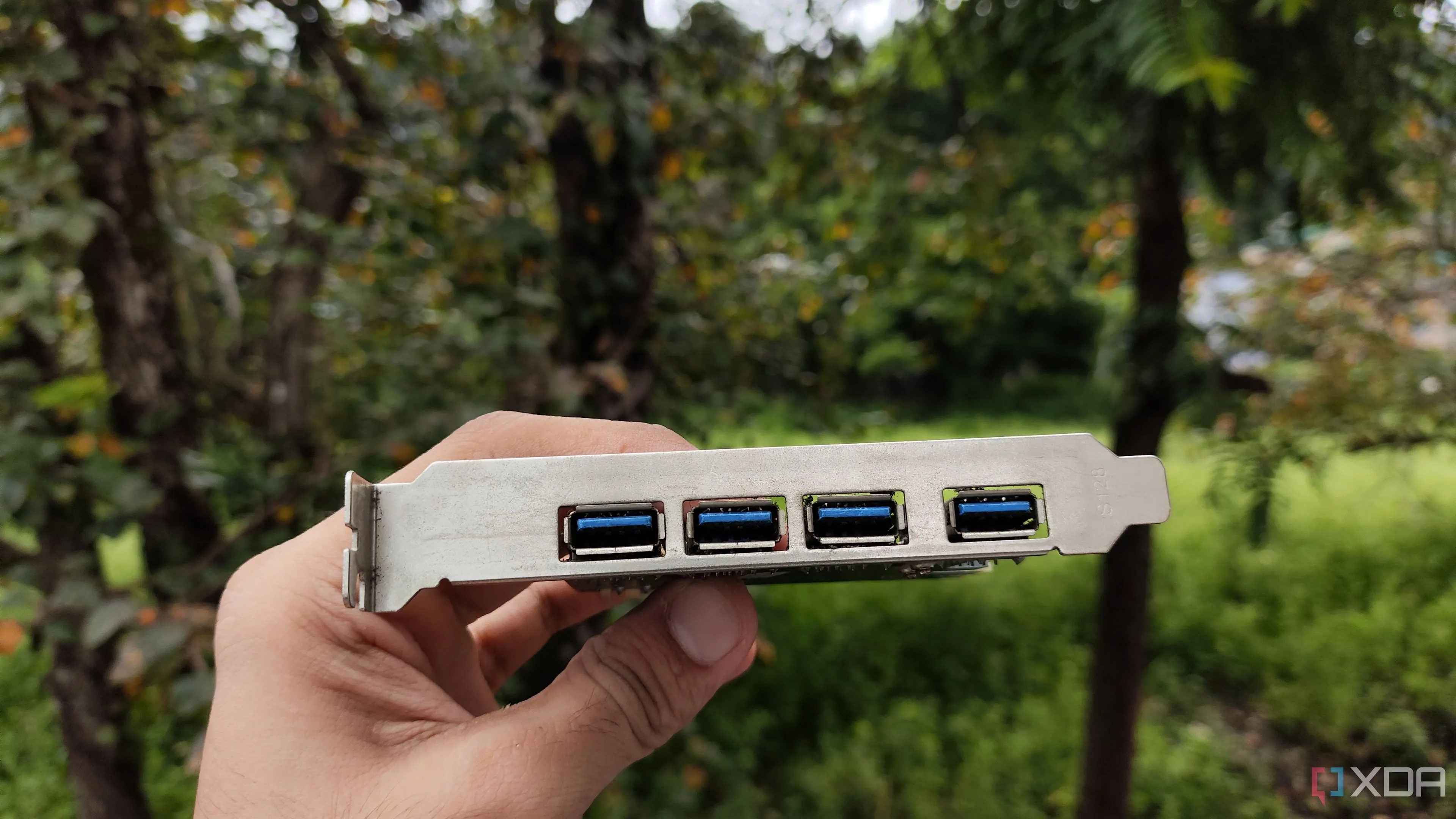 Card mở rộng USB PCIe cầm trên tay, giải pháp tăng cường cổng kết nối cho PC cũ.