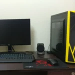 Cấu hình PC chơi game hiện đại với màn hình lớn, bàn phím và chuột, thể hiện trải nghiệm nhập vai.