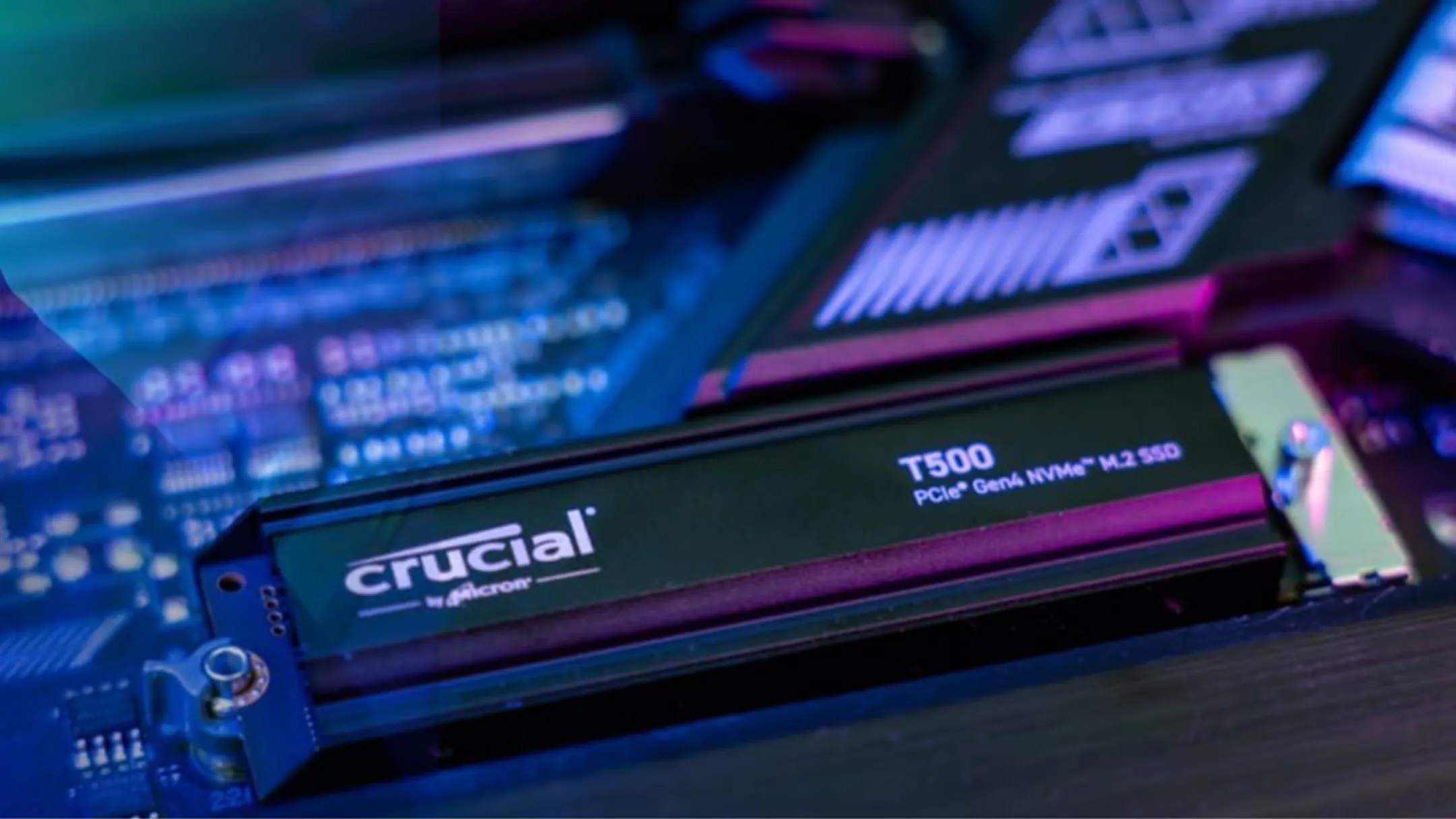 Chi tiết bên trong mô-đun SSD Crucial T500 Gen4 NVMe M.2 2TB