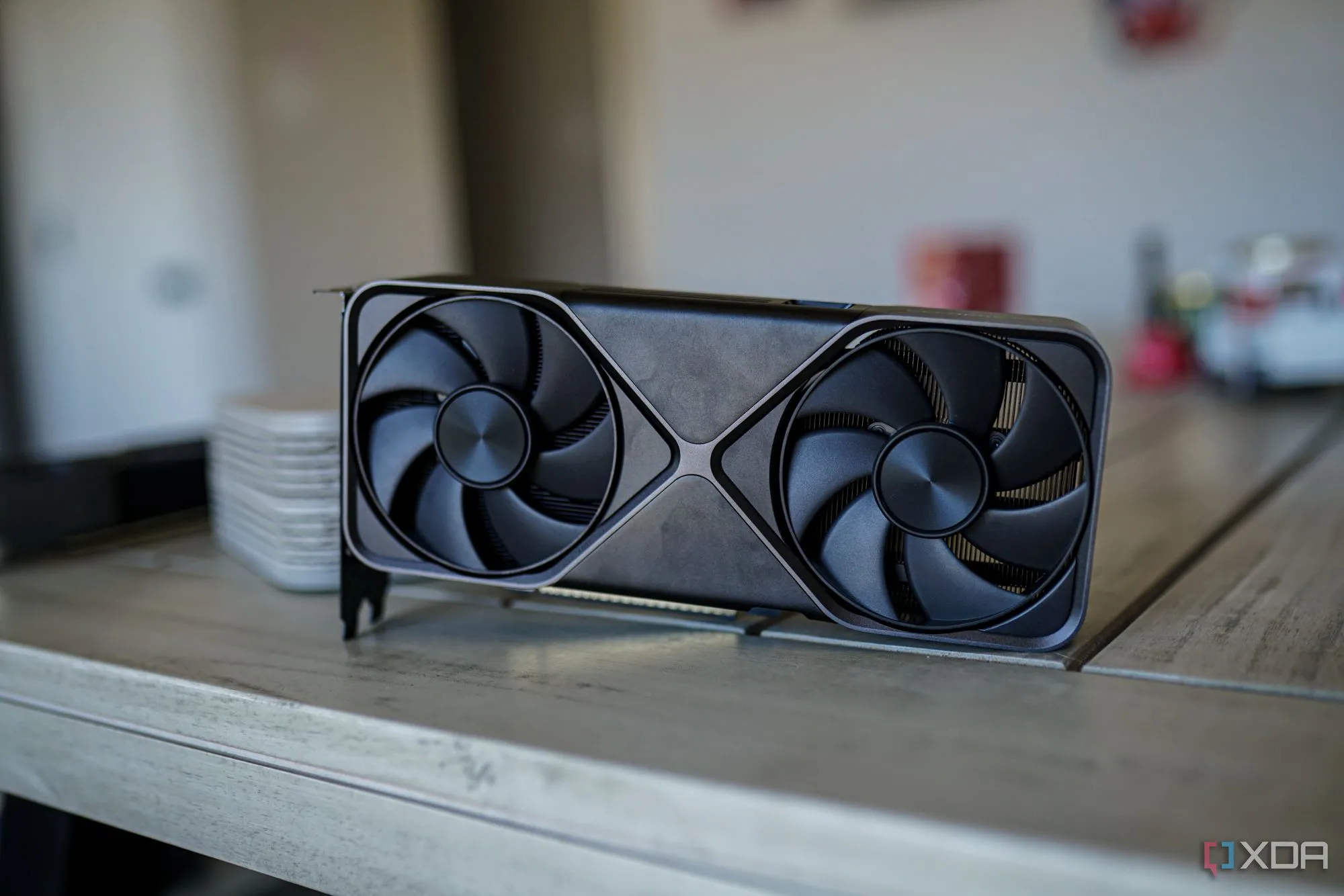 Chi tiết quạt tản nhiệt kép trên card đồ họa Nvidia GeForce RTX 5070, thể hiện công nghệ tản nhiệt tiên tiến.