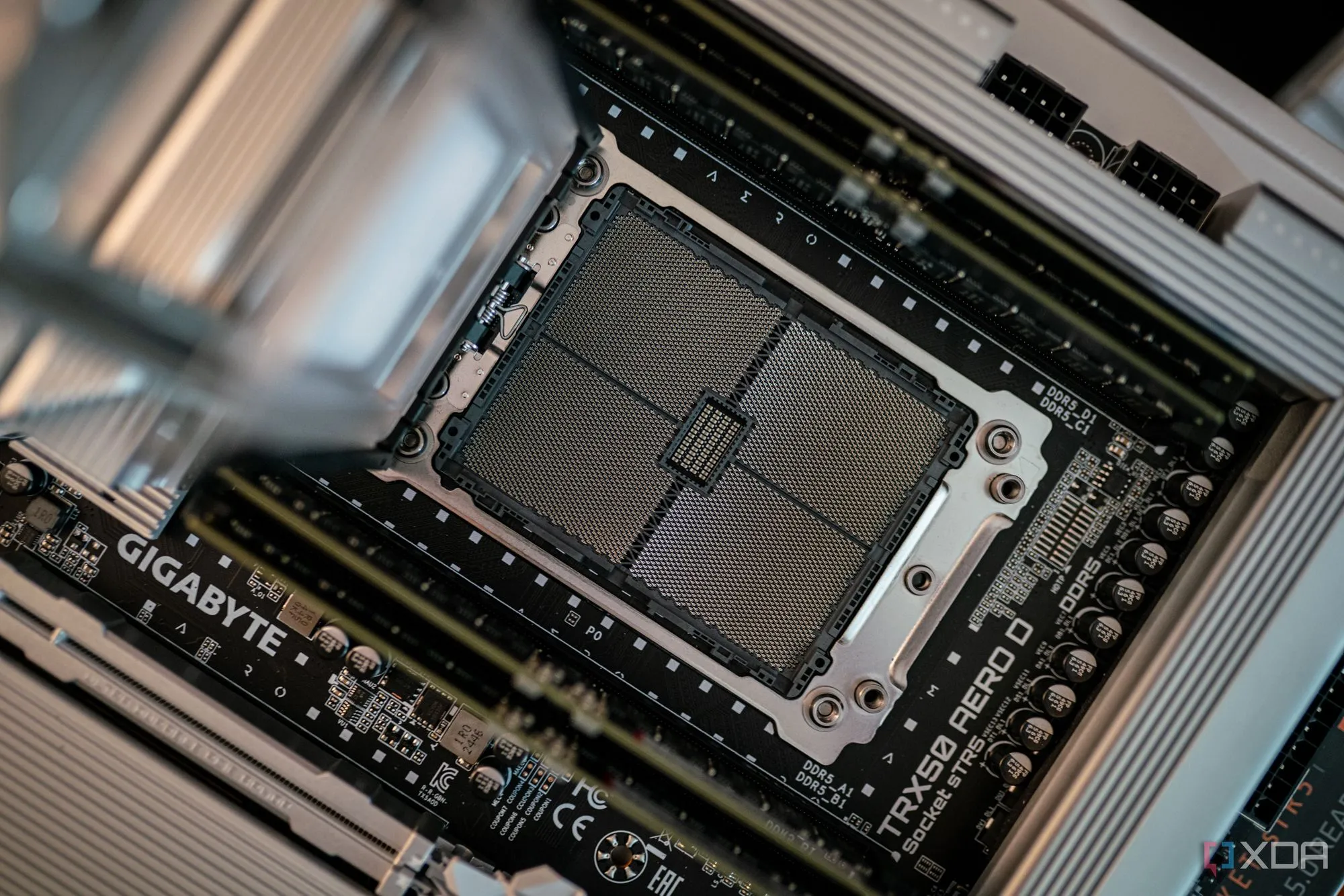 Chip AMD Threadripper 9000 trên bo mạch chủ, minh họa kiến trúc Zen 5 và socket sTR5