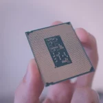 Chip Intel Core Ultra với các chân tiếp xúc, minh họa cho công nghệ sản xuất chip tiên tiến như node 18A