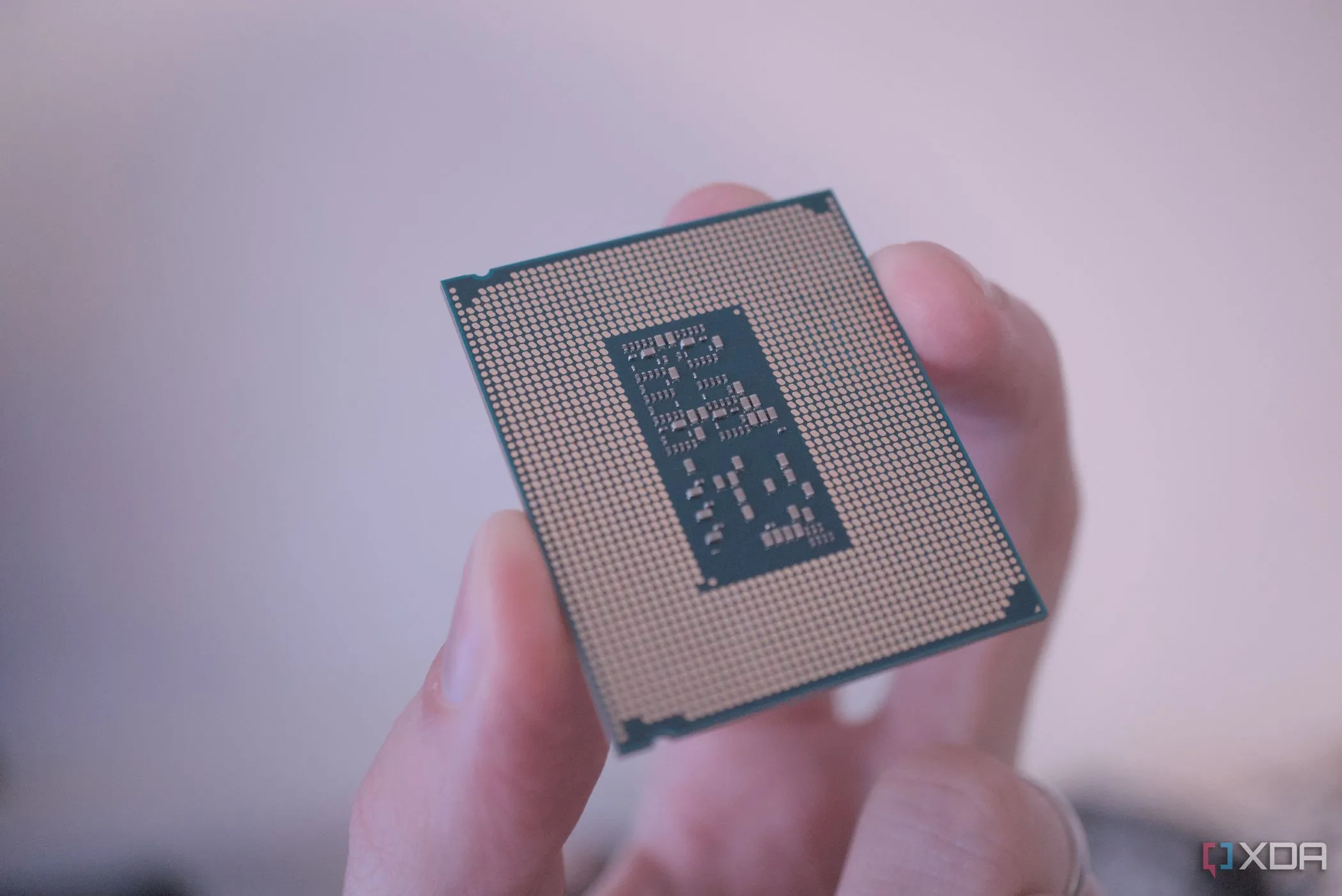 Chip Intel Core Ultra với các chân tiếp xúc, minh họa cho công nghệ sản xuất chip tiên tiến như node 18A