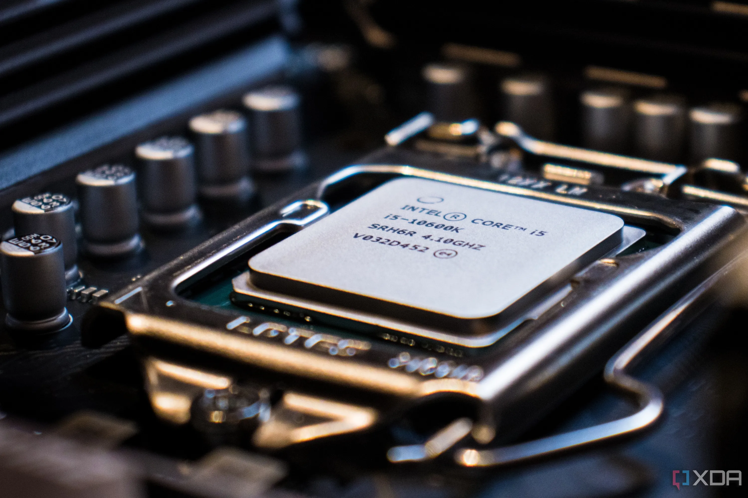 Chip xử lý CPU Intel Core i5 gắn trên bo mạch chủ, minh họa sự phức tạp và lãng phí tài nguyên khi cố gắng chạy nhiều kết nối VPN cùng lúc.