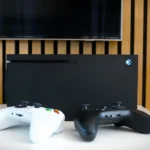 Console Xbox Series X và tay cầm sẵn sàng cho trải nghiệm game trên TV Samsung