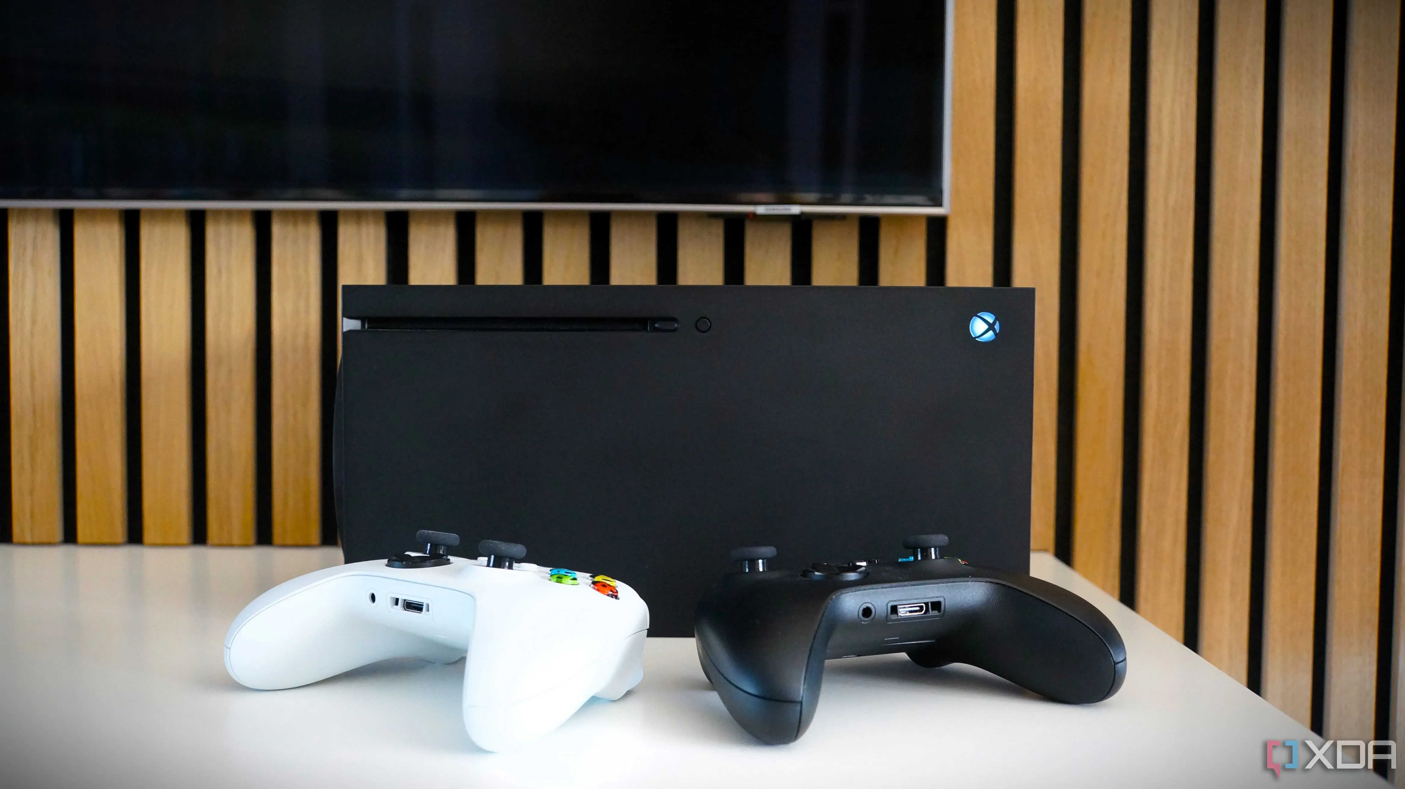 Console Xbox Series X và tay cầm sẵn sàng cho trải nghiệm game trên TV Samsung