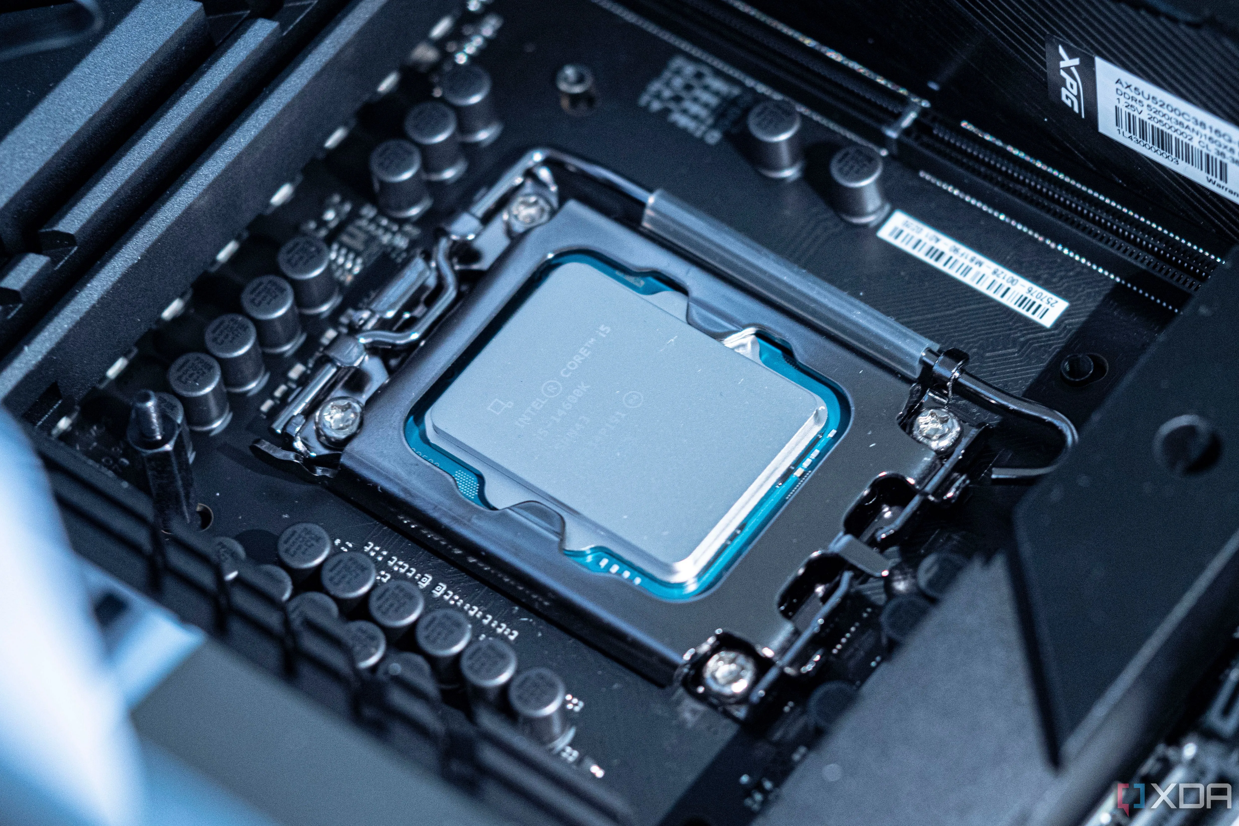 CPU Intel Core i5-14600K lắp trên socket bo mạch chủ