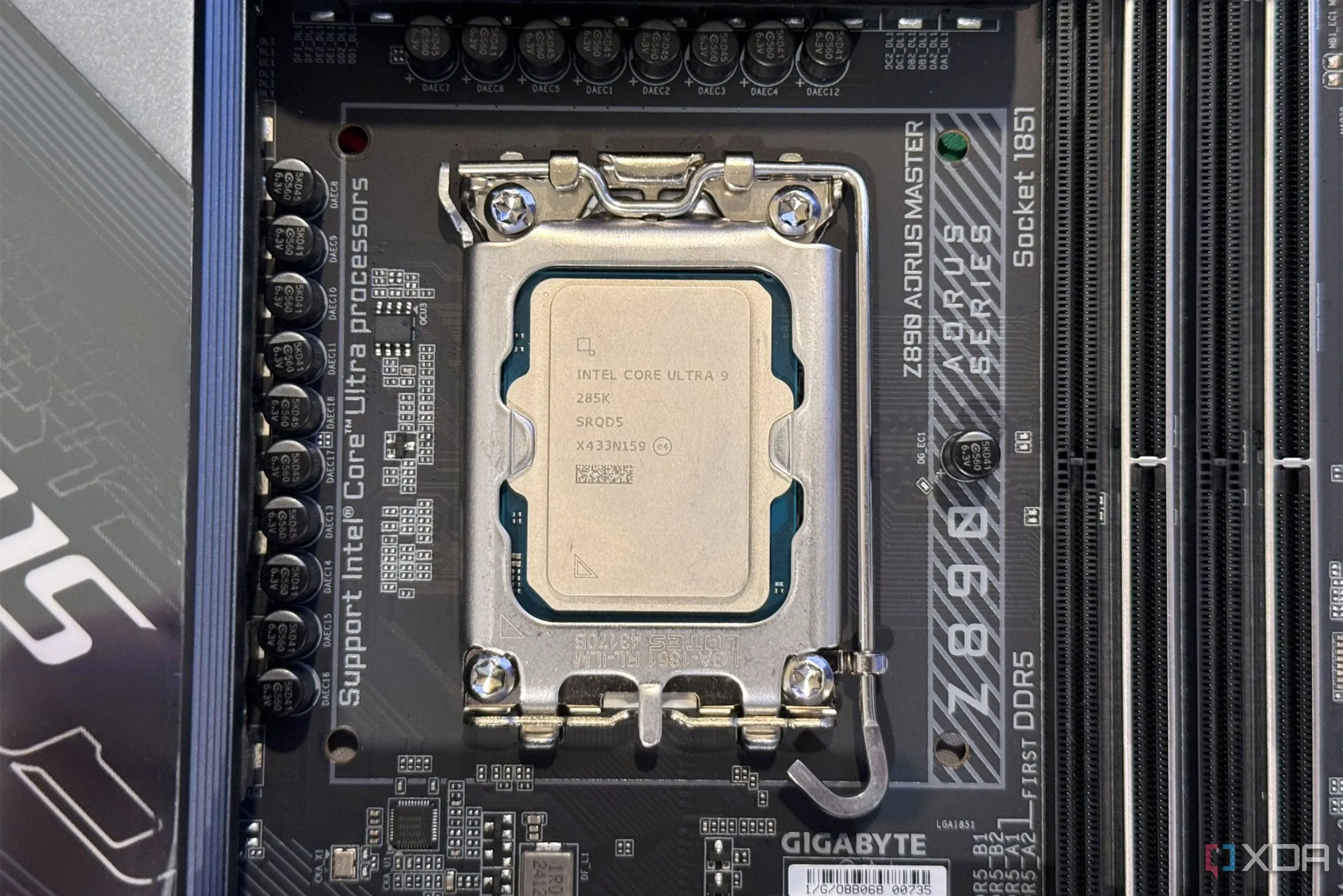 CPU Intel Core Ultra 9 285K được đặt trong socket trên bo mạch chủ