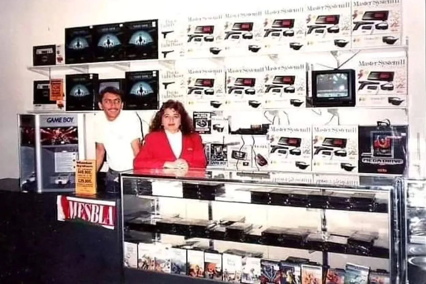 Cửa hàng game Mesbla tại Fortaleza, Brazil năm 1992, nơi các console và game 'lậu' được bày bán công khai.
