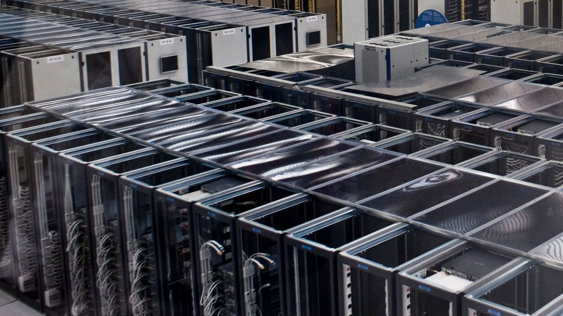 Cụm máy chủ (server cluster) trong trung tâm dữ liệu, minh họa hệ thống điện toán hiệu năng cao (HPC) sử dụng InfiniBand và IP over InfiniBand (IPoIB) cho kết nối tốc độ.