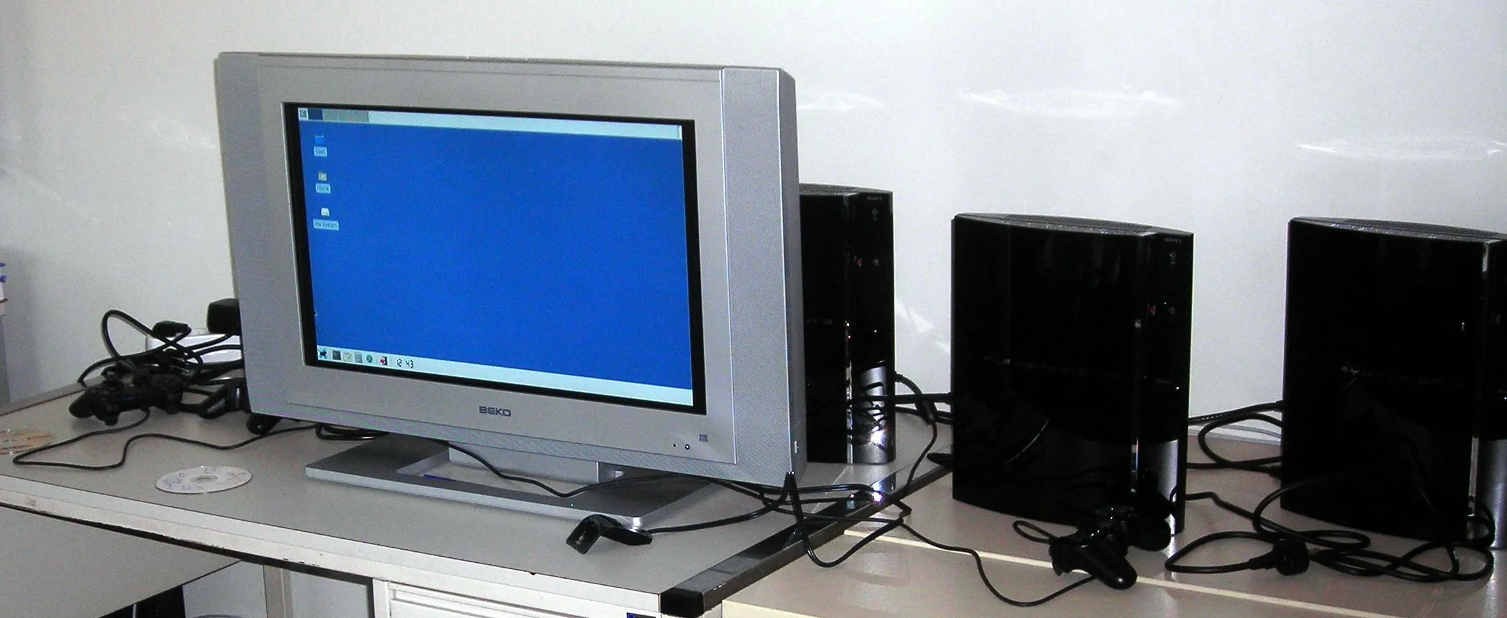 Cụm máy PlayStation 3 chạy hệ điều hành Linux, minh họa tiềm năng lớn nhưng đã bị loại bỏ của OtherOS.