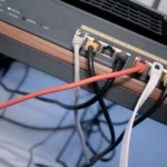 Dây cáp mạng chằng chịt tượng trưng cho sự phức tạp của hệ thống mạng, thể hiện nhu cầu cô lập mạng trong các môi trường WSL.