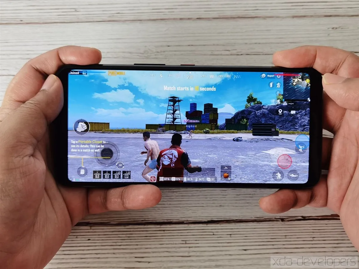 Điện thoại chơi game ASUS ROG Phone 3, đại diện cho mobile gaming nhưng không thể sánh bằng trải nghiệm chuyên sâu của game console.