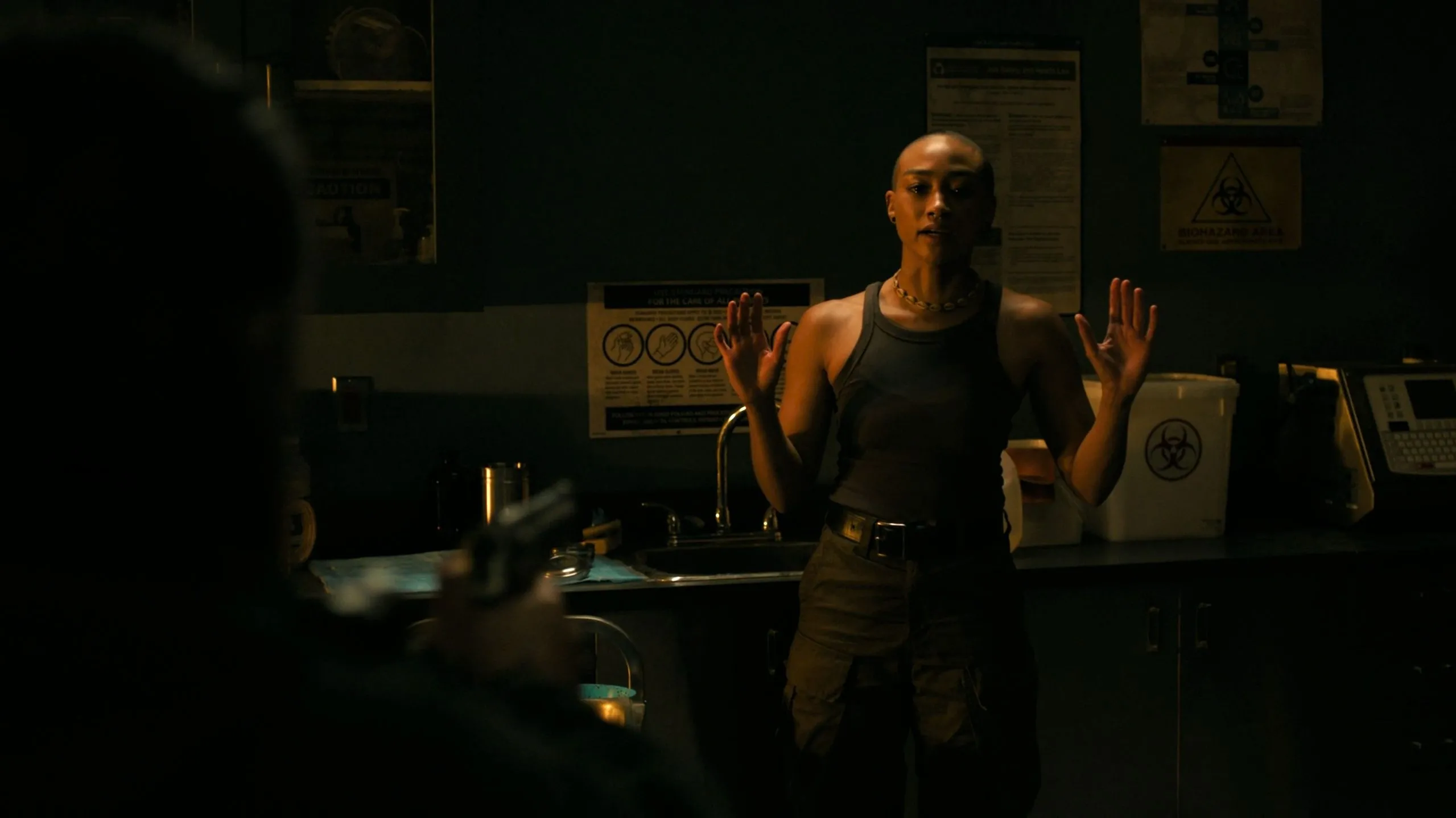 Ellie chĩa súng vào Nora trong The Last of Us Season 2 tập 5, cảnh đối đầu căng thẳng tại bệnh viện.