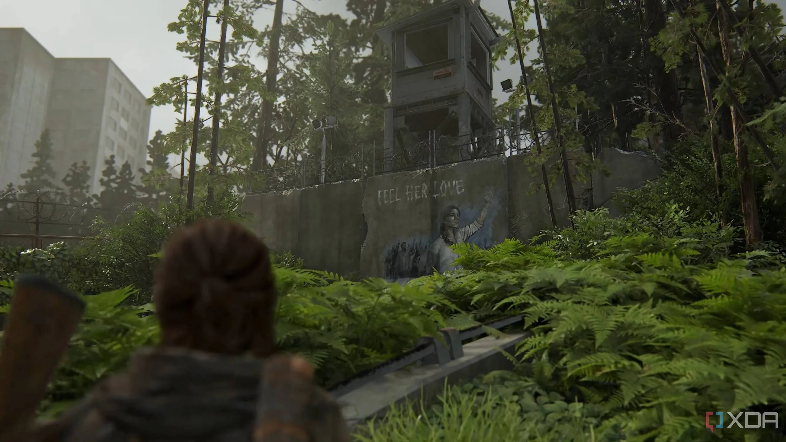 Ellie nhìn vào bức tường Seraphite trong The Last of Us Part II Remastered, phản ánh văn hóa của nhóm Scars.