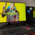Gaming PC với màn hình hiển thị Cyberpunk 2077, tối ưu cho hiệu suất chơi game mượt mà