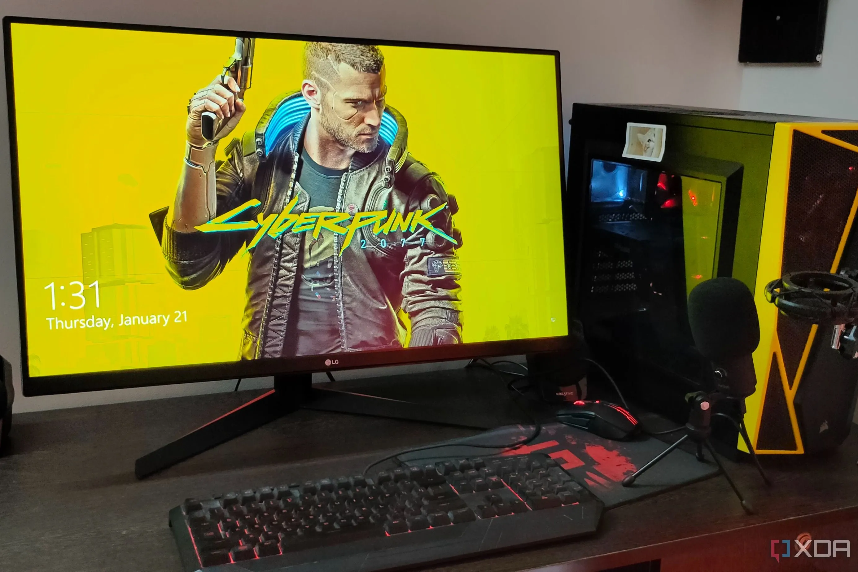 Gaming PC với màn hình hiển thị Cyberpunk 2077, tối ưu cho hiệu suất chơi game mượt mà