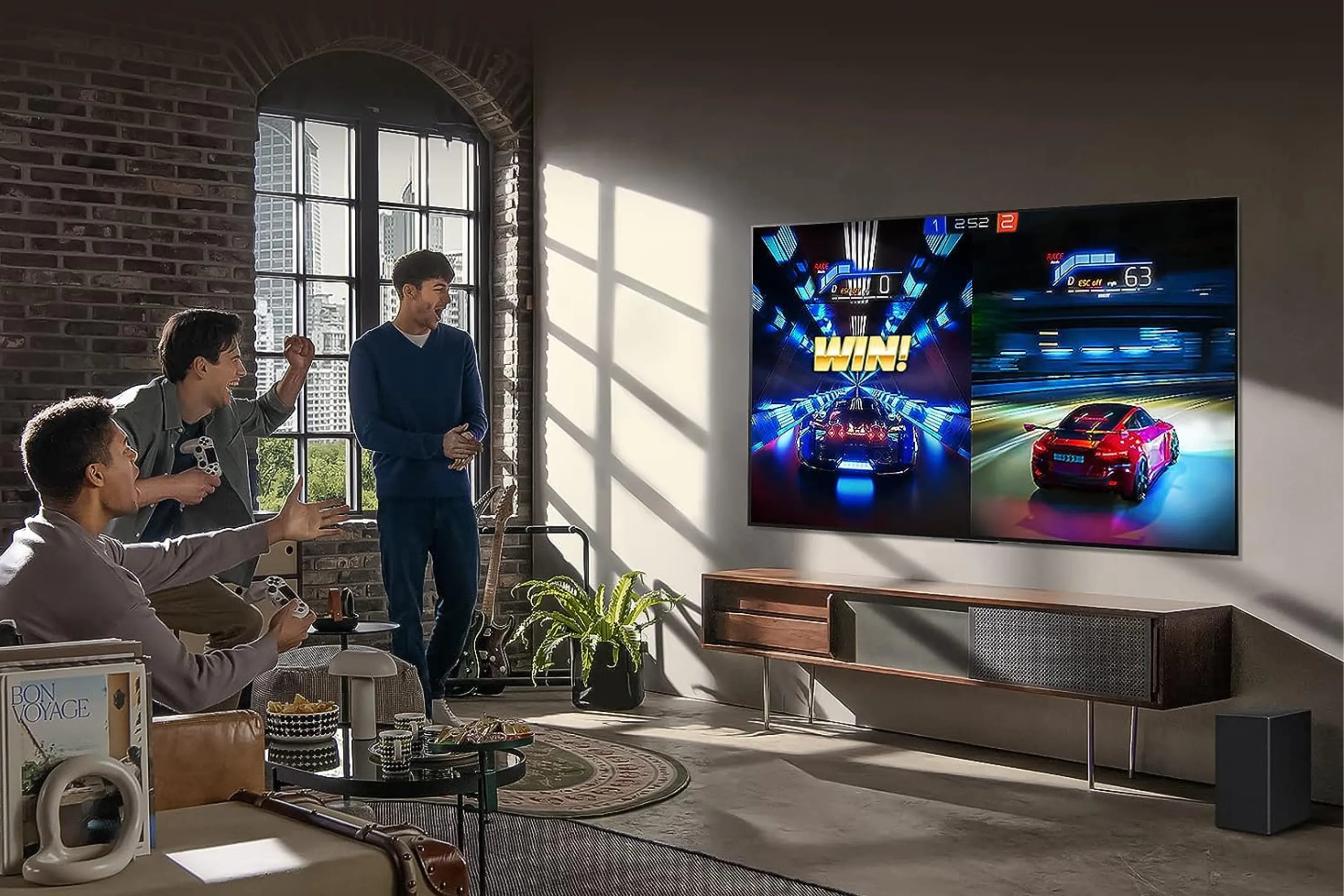 Gia đình tận hưởng trải nghiệm chơi game và giải trí trên Smart TV LG G3 OLED lớn