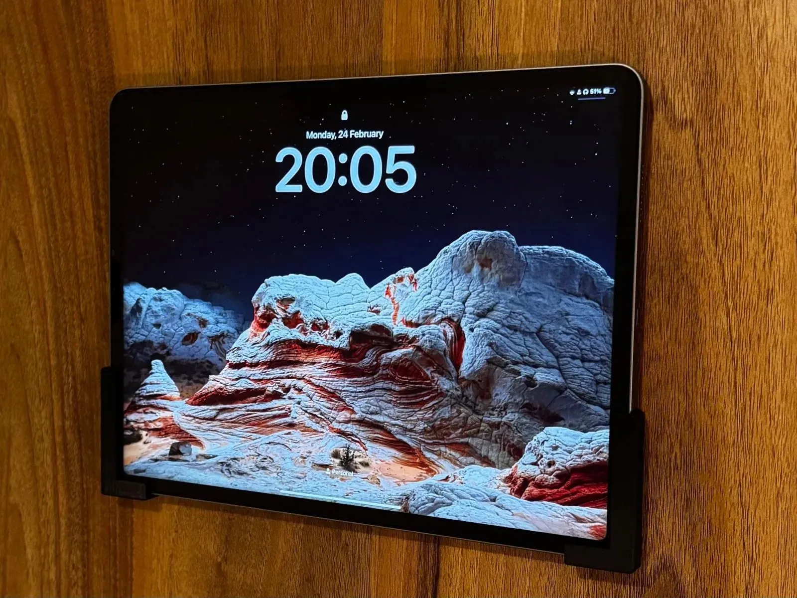 Giá đỡ iPad Pro 12.9 inch gắn tường được in 3D, biến máy tính bảng thành bảng điều khiển nhà thông minh trung tâm