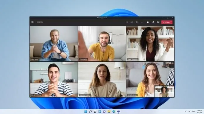 Giao diện cuộc họp Microsoft Teams trên Windows 11 hiển thị các tùy chọn điều khiển và không gian trình bày