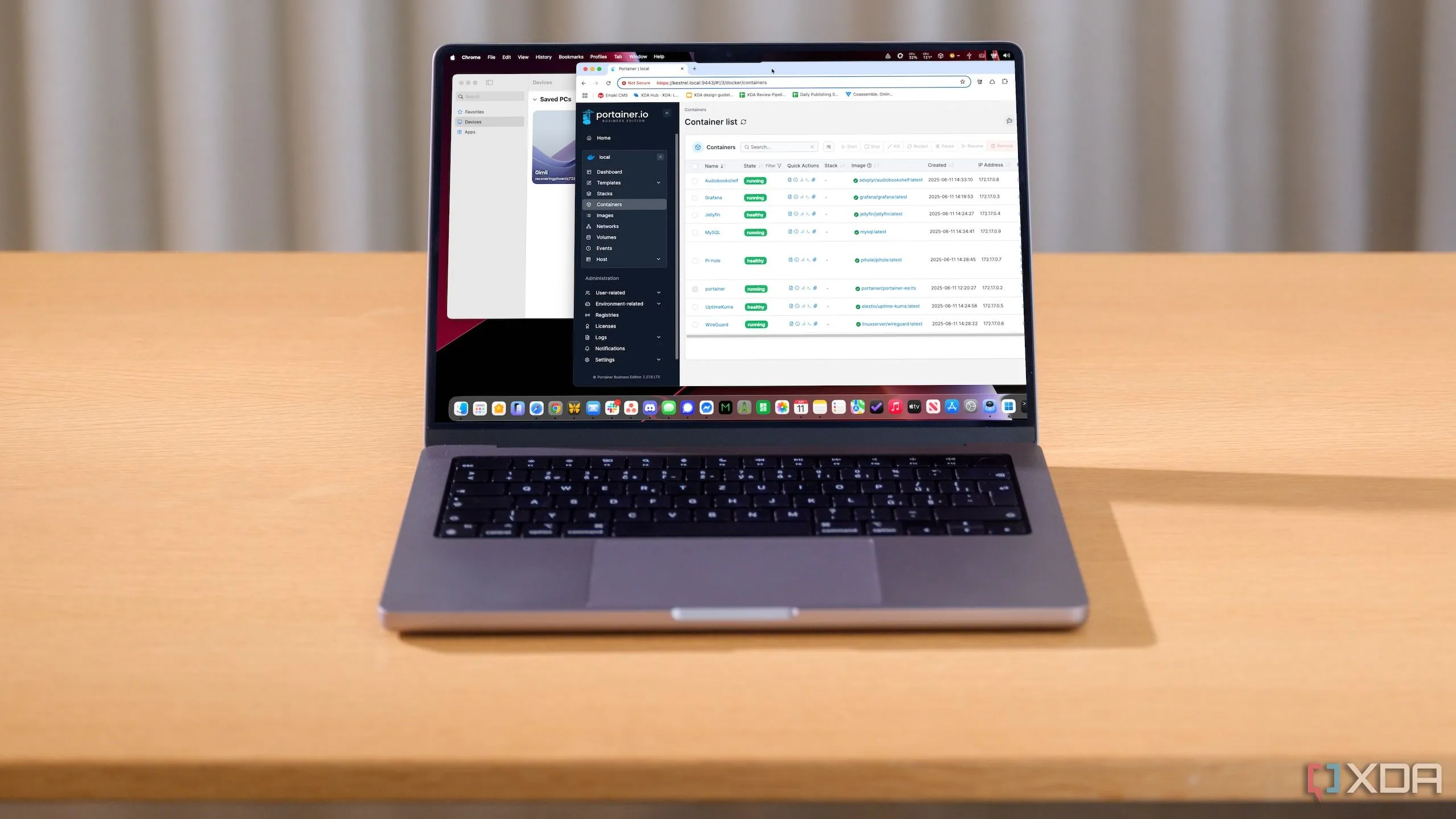 Giao diện Docker Desktop trên màn hình laptop