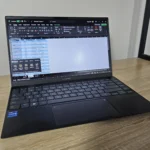 Giao diện Microsoft Excel trên laptop với công cụ phân tích dữ liệu nhanh