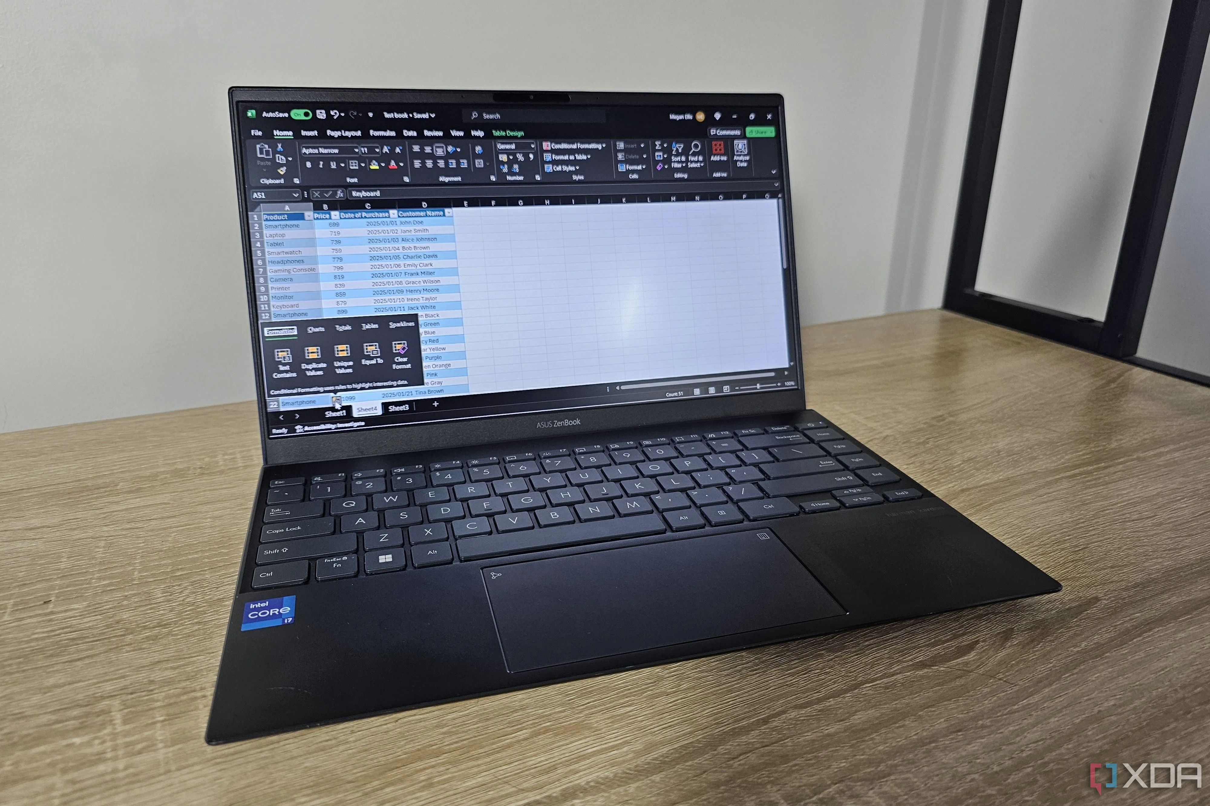 Giao diện Microsoft Excel trên laptop với công cụ phân tích dữ liệu nhanh