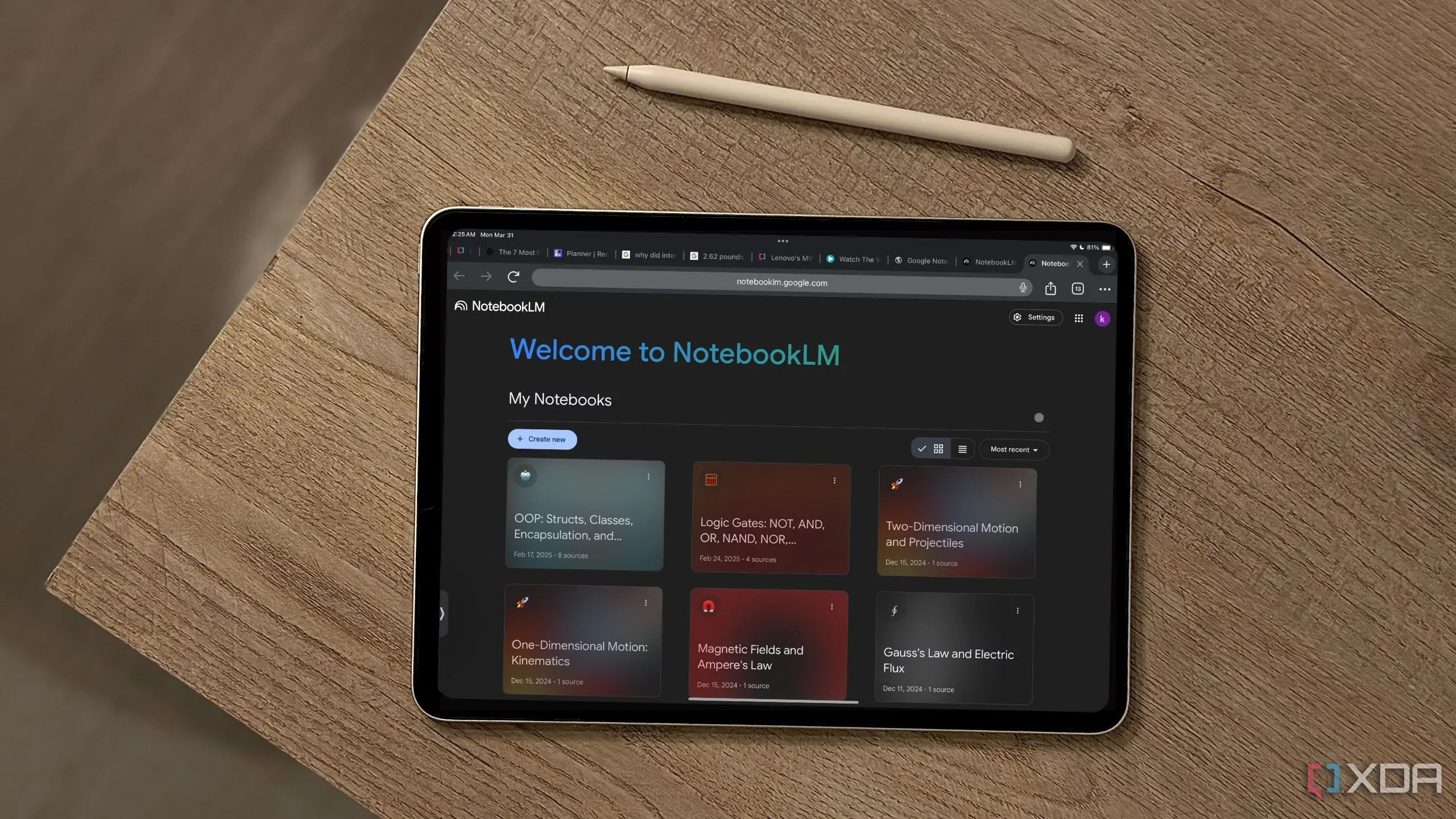 Giao diện NotebookLM trên iPad cùng Apple Pencil, minh họa sự tiện lợi của công cụ năng suất AI.