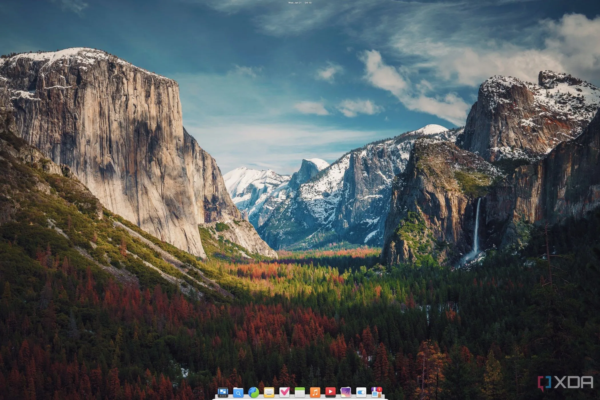 Giao diện Pantheon trên Elementary OS với dock và thanh công cụ đặc trưng giống macOS