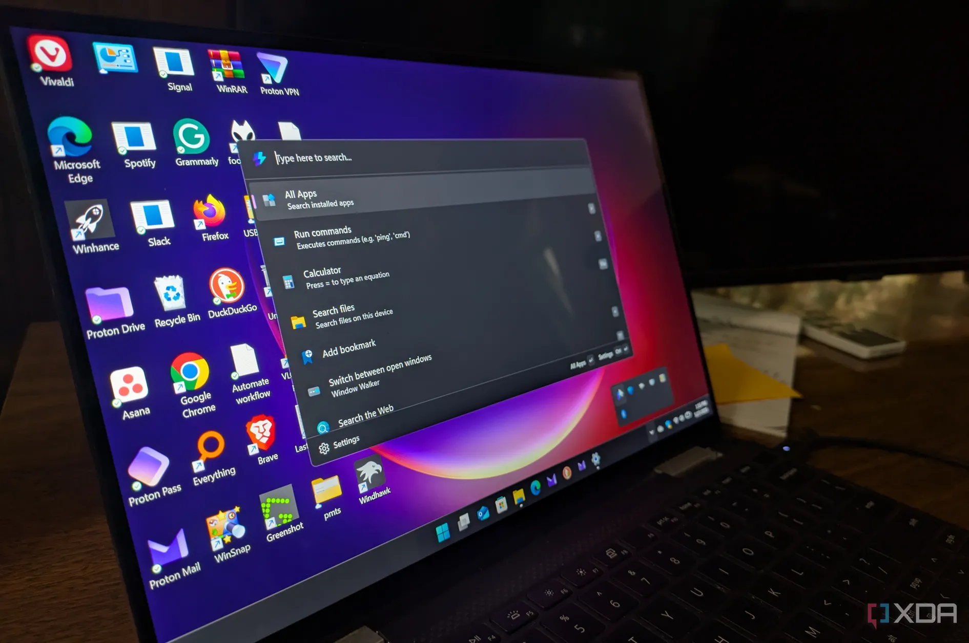 Giao diện PowerToys Command Palette trên laptop hiển thị tính năng tìm kiếm và khởi chạy ứng dụng