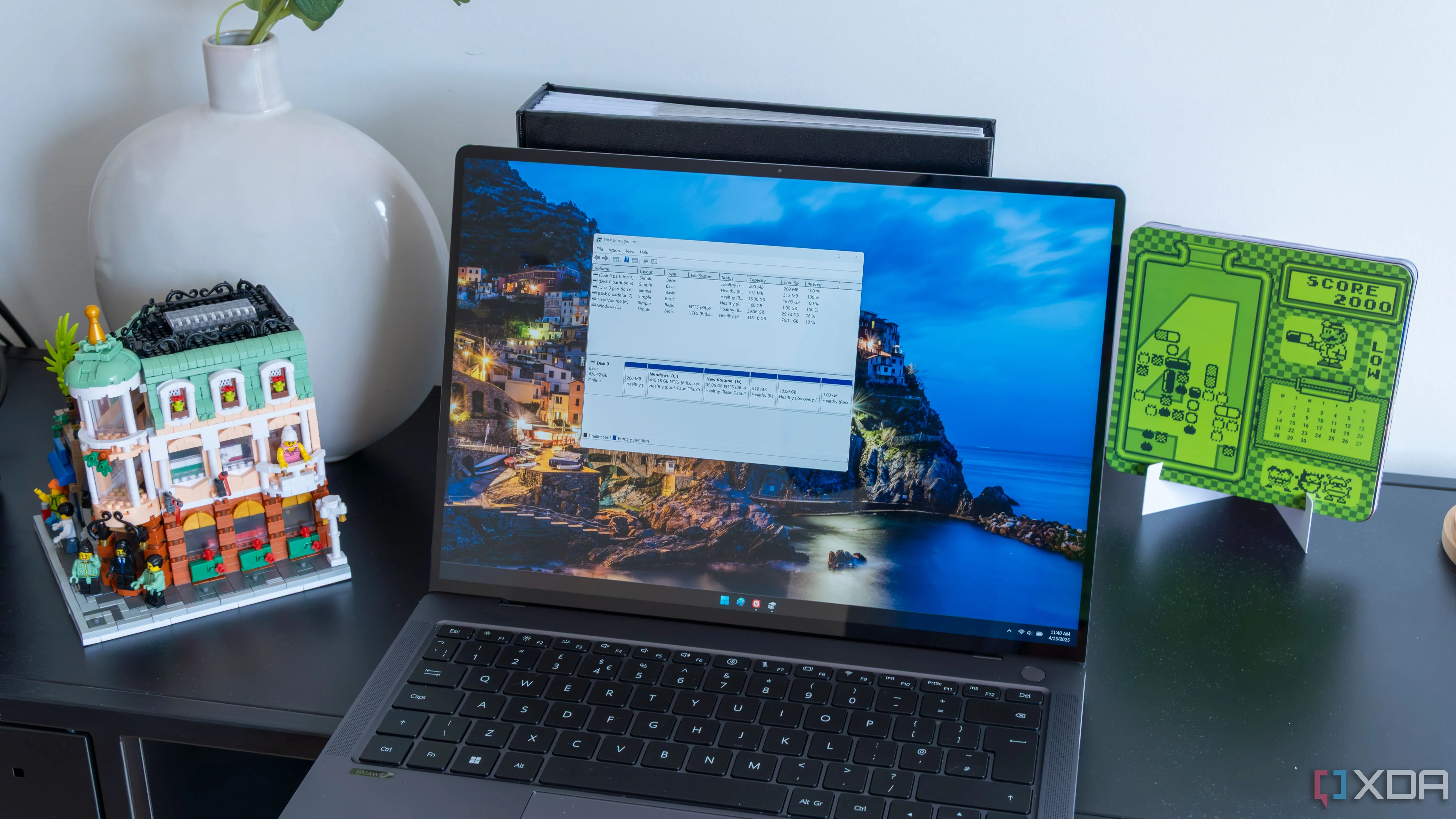 Giao diện quản lý đĩa trên máy tính xách tay Windows 11, minh họa hệ điều hành Windows 11