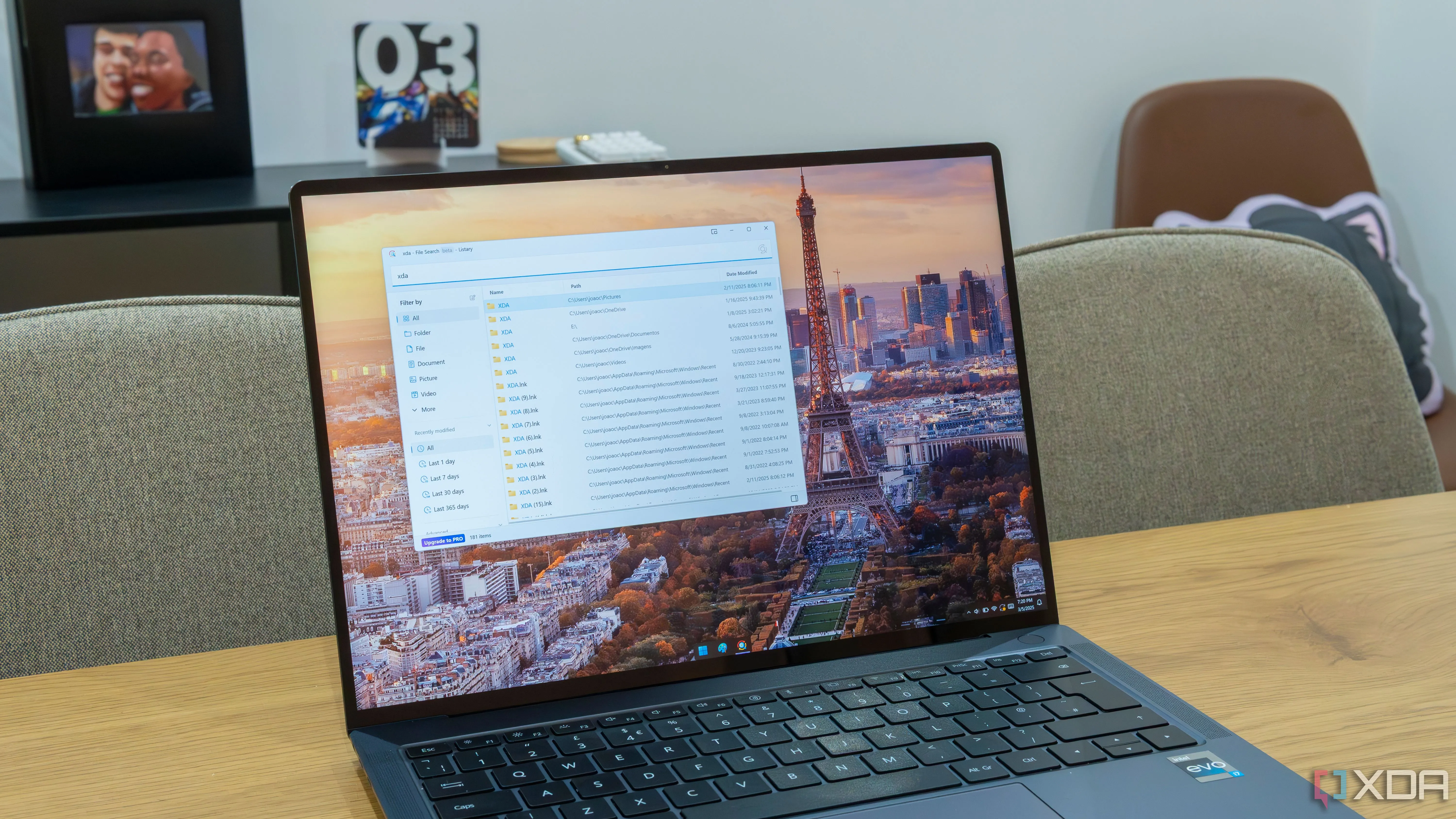 Giao diện tìm kiếm tệp Listary trên laptop Windows 11