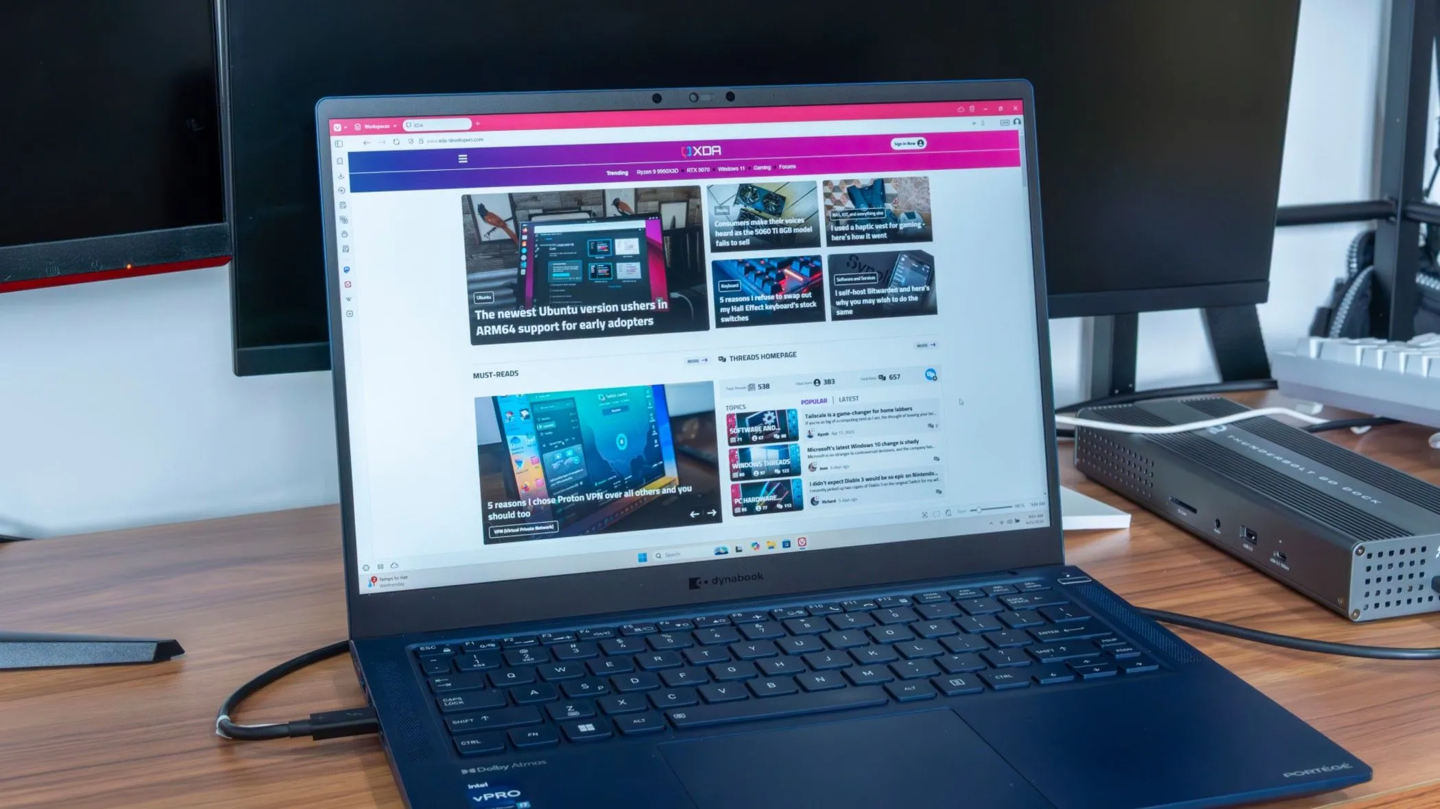 Giao diện Windows 11 hiển thị trên màn hình laptop, minh họa môi trường hoạt động của tính năng Ask Copilot mới.