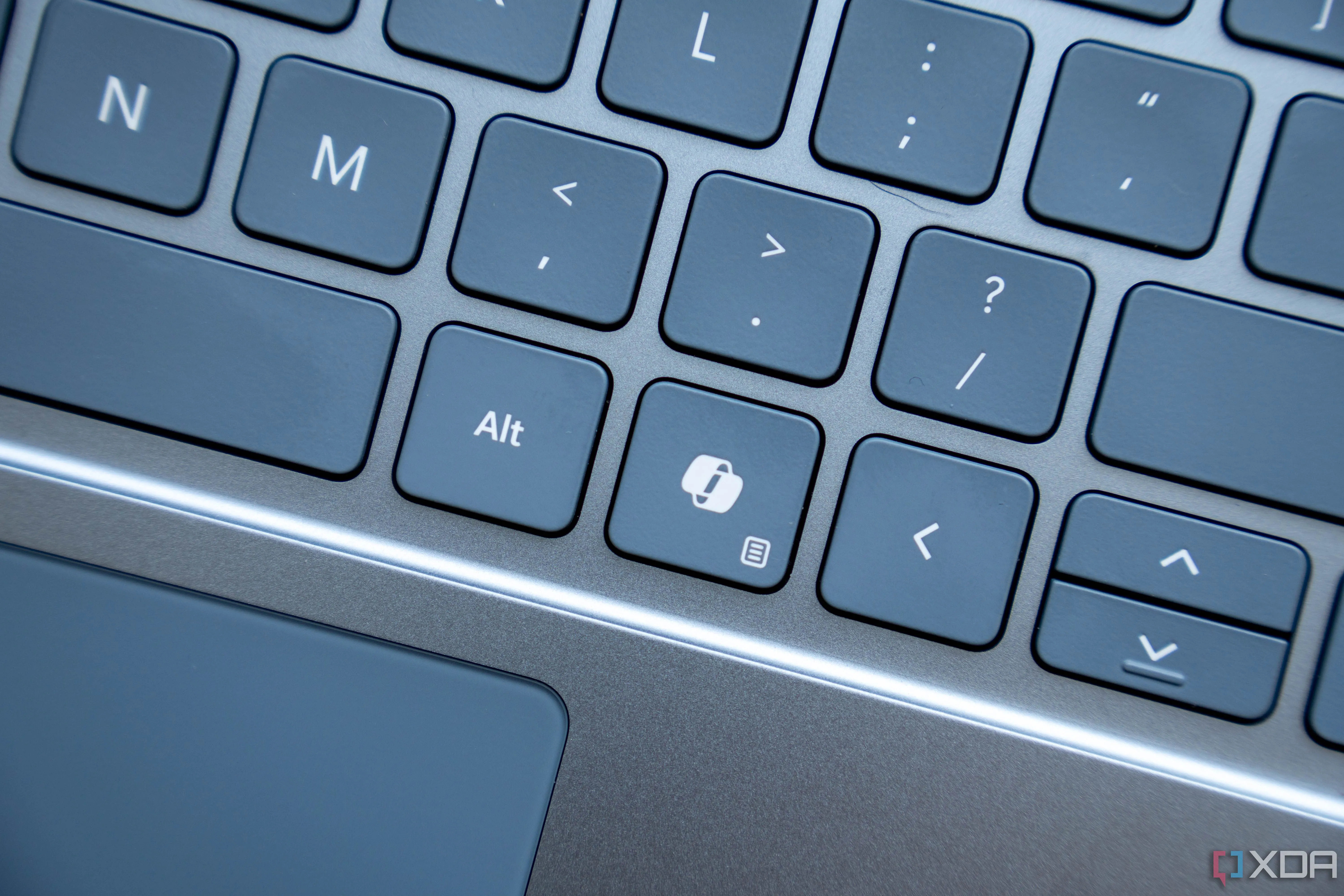 Giao diện Windows trên laptop Microsoft Surface 2024 với màn hình 13 inch