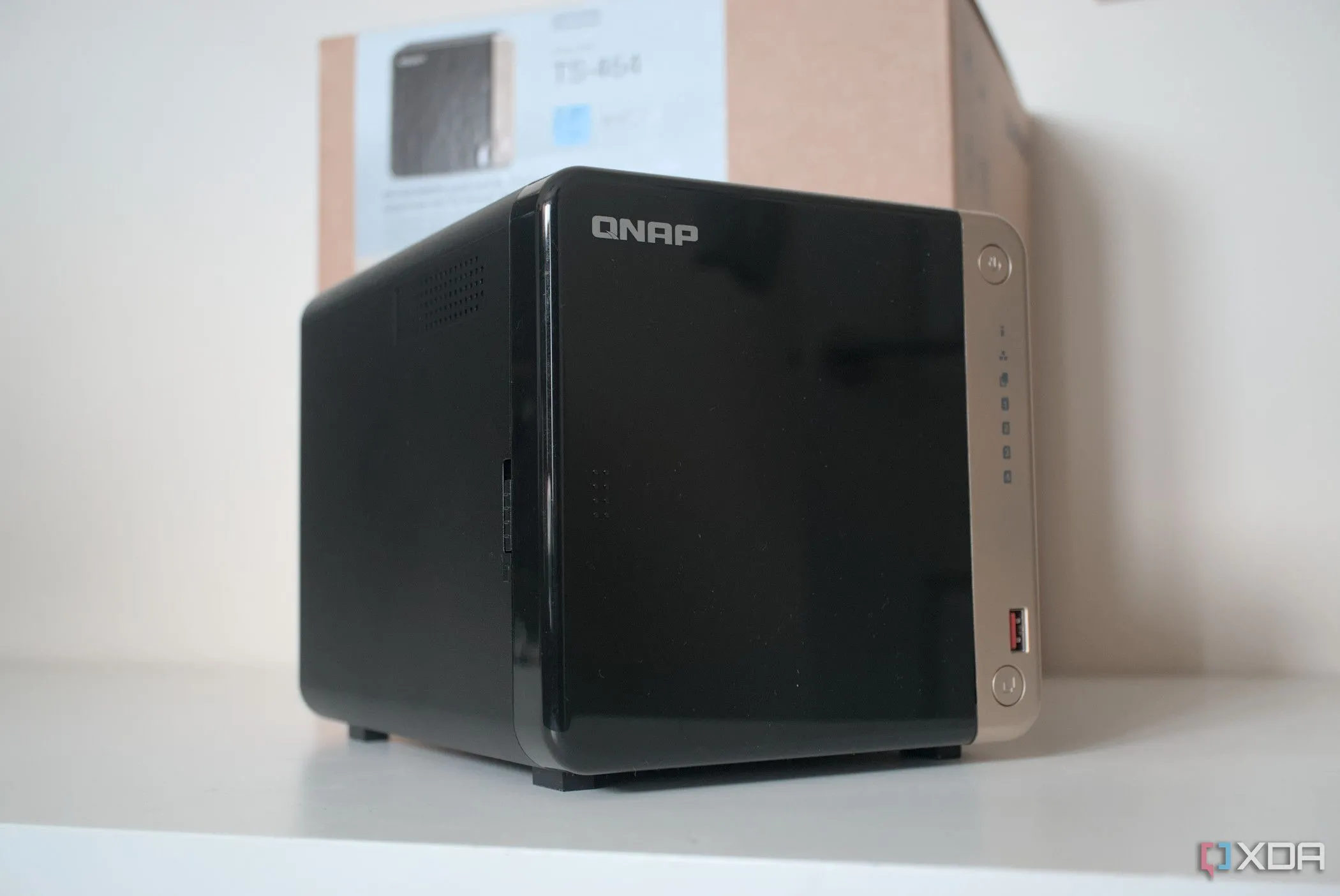 Góc nhìn cận cảnh NAS QNAP TS-464, biểu tượng của một hệ thống lưu trữ đa người dùng với các tùy chọn phân quyền