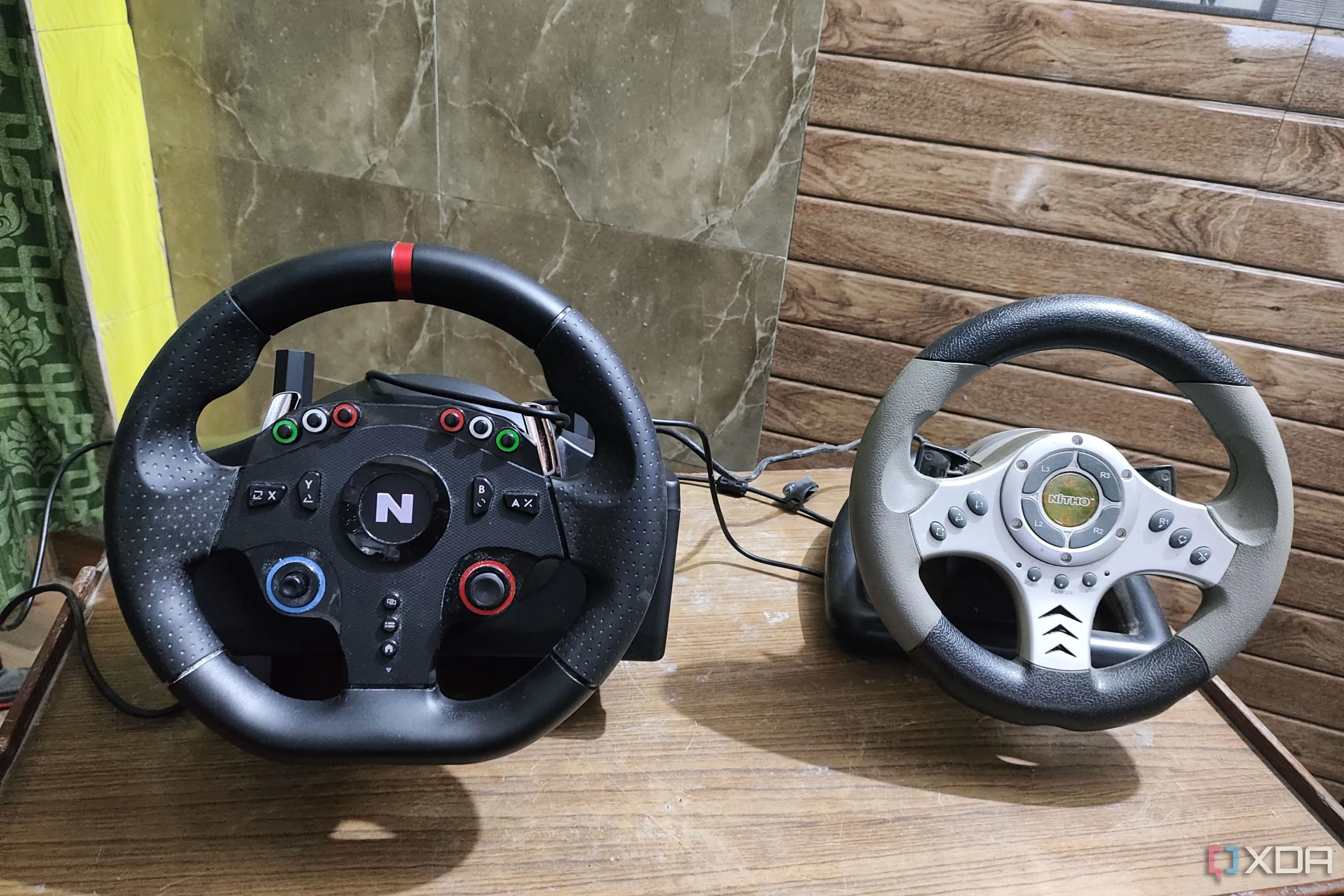 Hai bộ vô lăng chơi game giả lập đua xe Nitho đặt cạnh nhau
