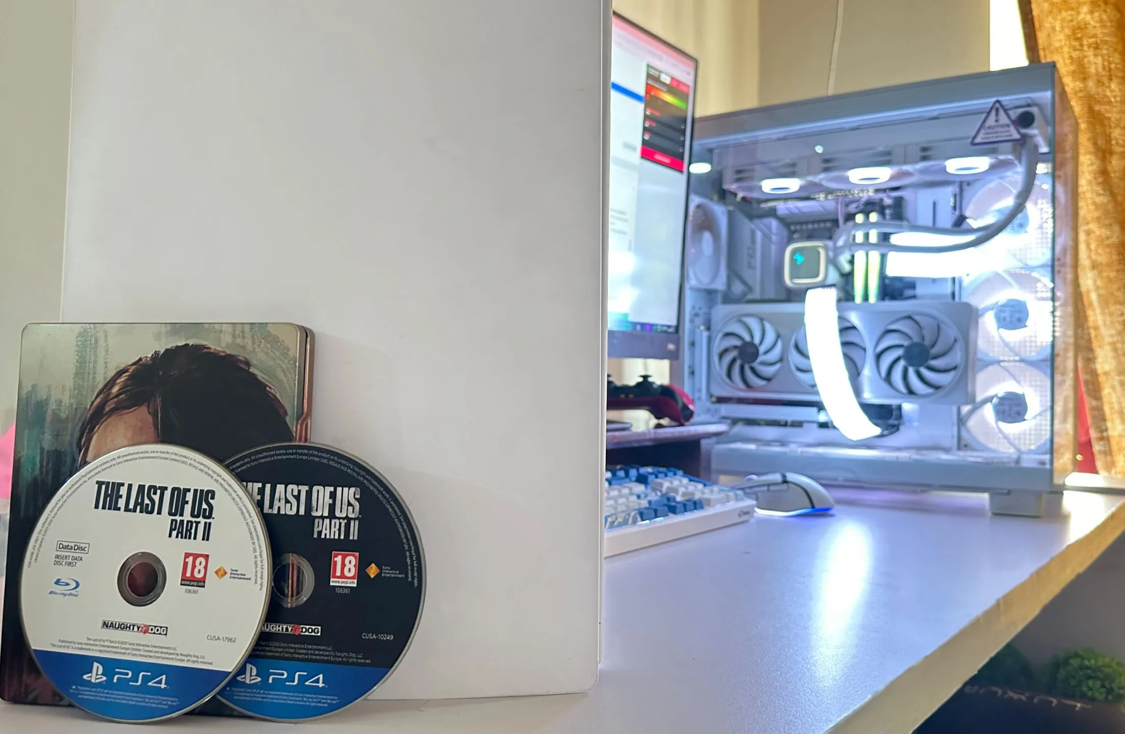 Hai đĩa game The Last of Us Part II phiên bản PS4 minh họa dung lượng game vật lý không đủ cho các tựa game AAA hiện đại.