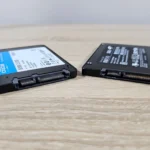 Hai ổ cứng SSD Crucial và Samsung đặt cạnh nhau, minh họa công nghệ lưu trữ flash và vai trò của lệnh TRIM cho SSD.