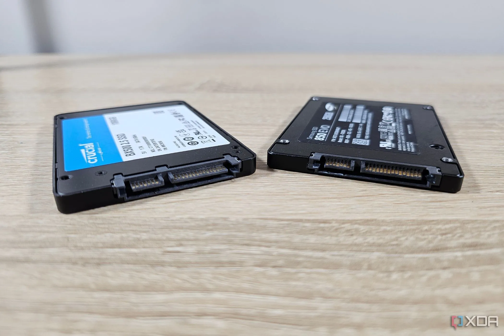 Hai ổ cứng SSD Crucial và Samsung đặt cạnh nhau, minh họa công nghệ lưu trữ flash và vai trò của lệnh TRIM cho SSD.