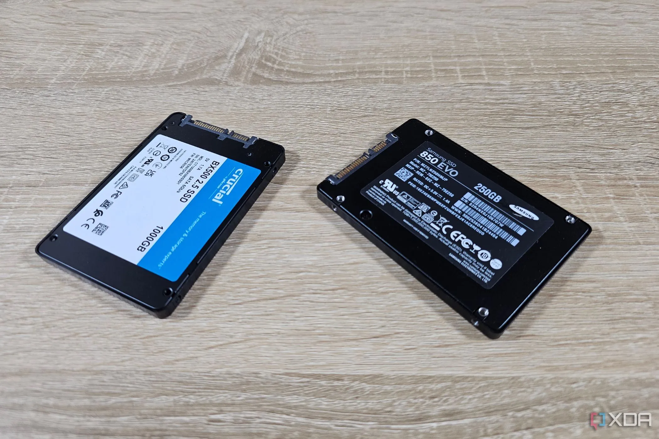 Hai ổ cứng SSD M.2 đặt cạnh nhau, minh họa cho việc theo dõi chỉ số Wear Leveling Count để đánh giá tuổi thọ