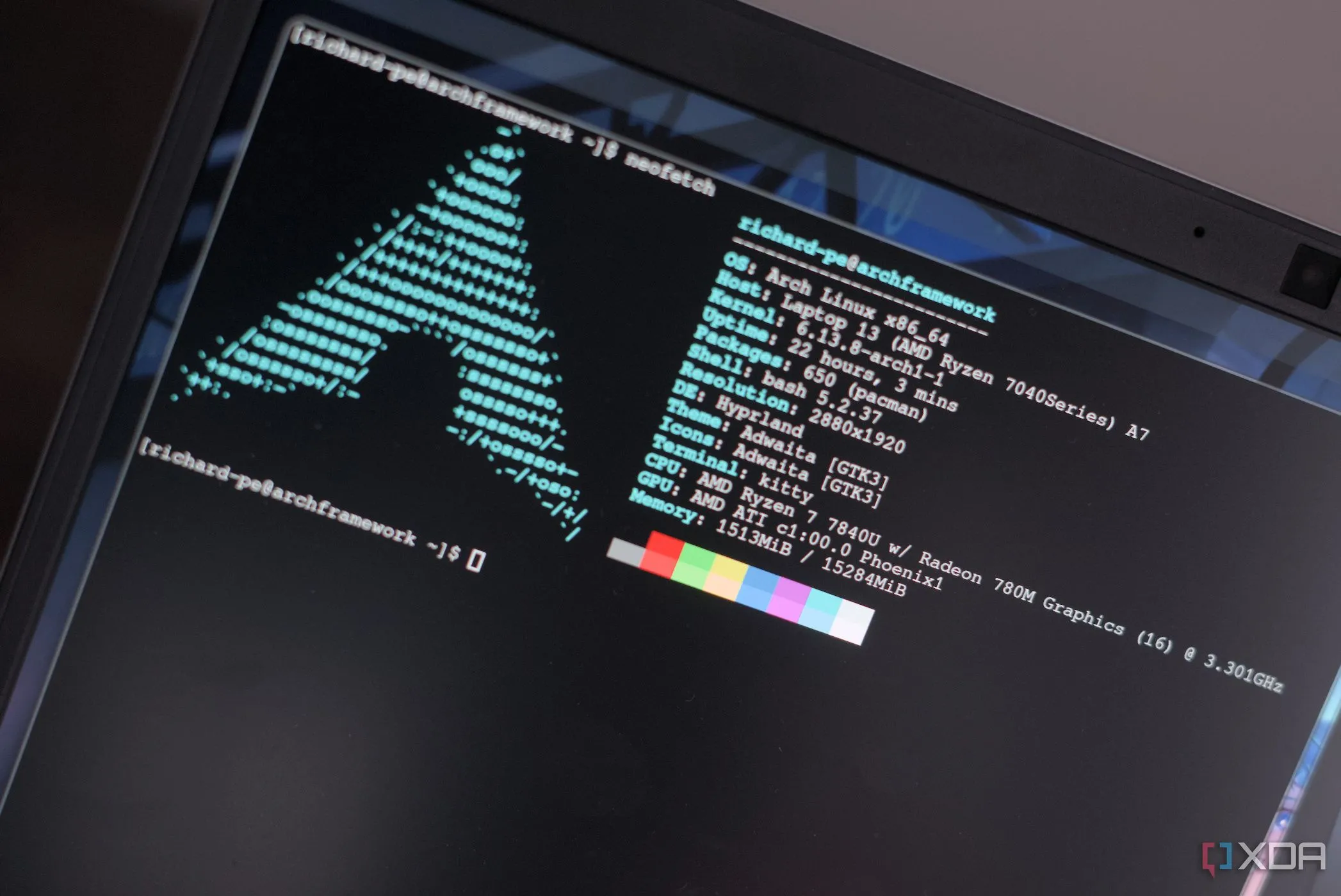 Hệ điều hành Hyprland Arch Linux trên laptop Framework, minh họa giao diện Linux hiện đại.