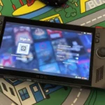Hệ điều hành SteamOS đang chạy trên một thiết bị chơi game cầm tay như ROG Ally