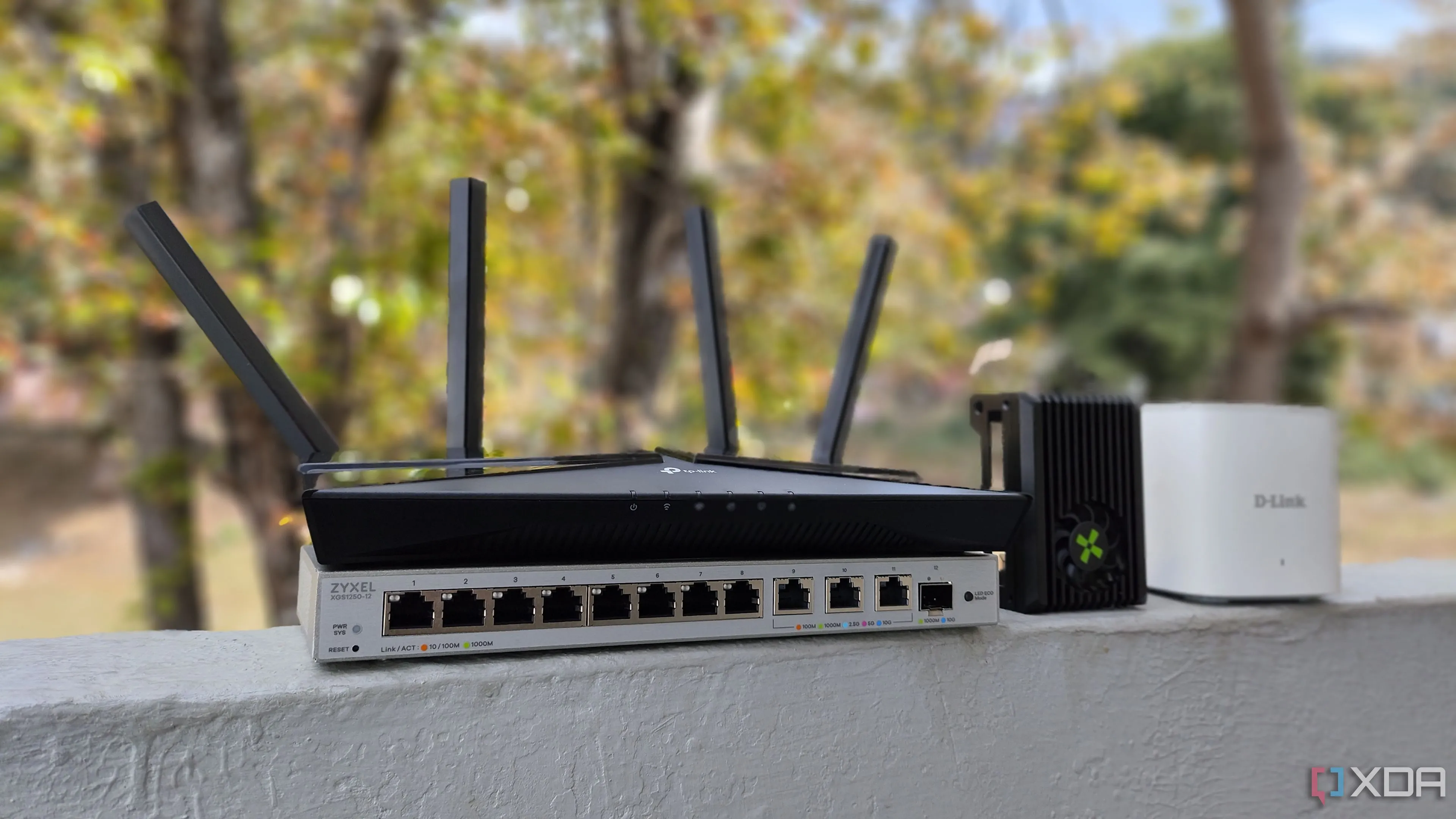 Hệ thống mạng gia đình với router, switch và máy chủ nhỏ, minh họa việc nâng cấp tốc độ mạng