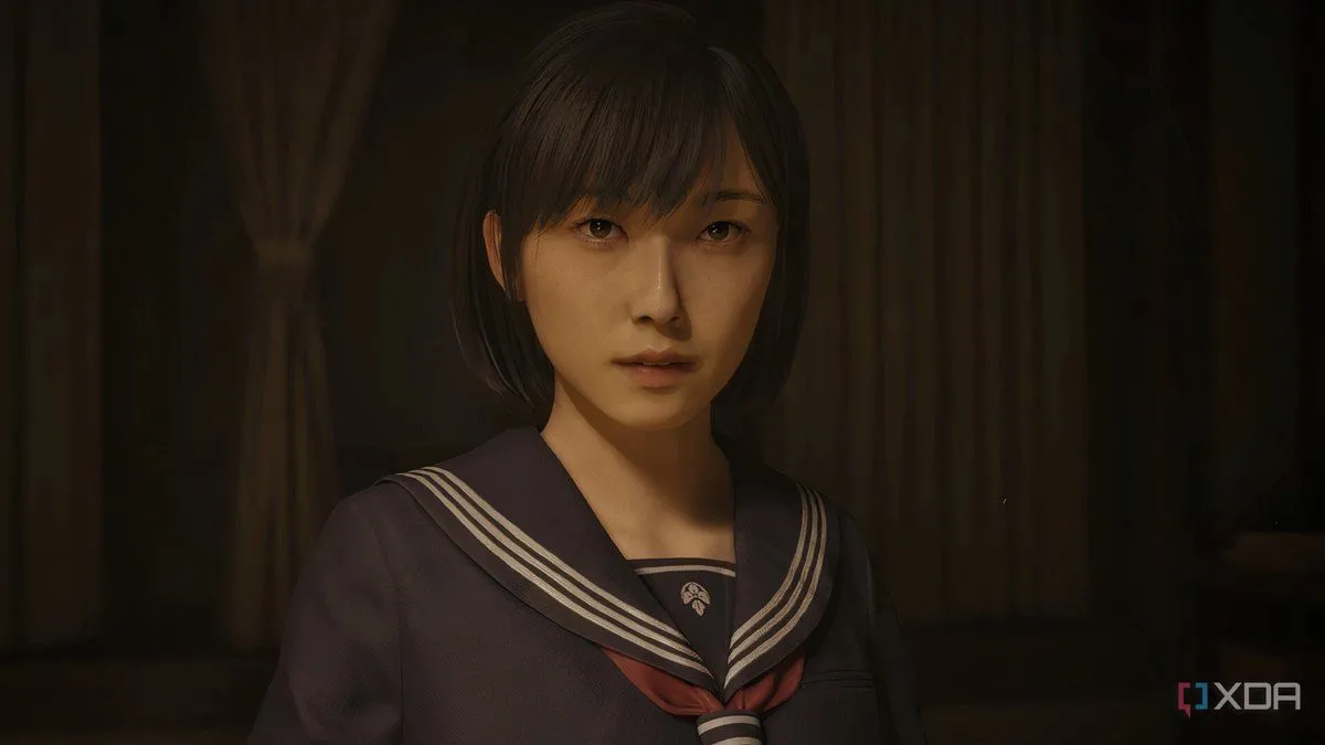 Hinako Shimizu, nữ chính trẻ tuổi của Silent Hill F, trong bộ đồng phục học sinh Nhật Bản