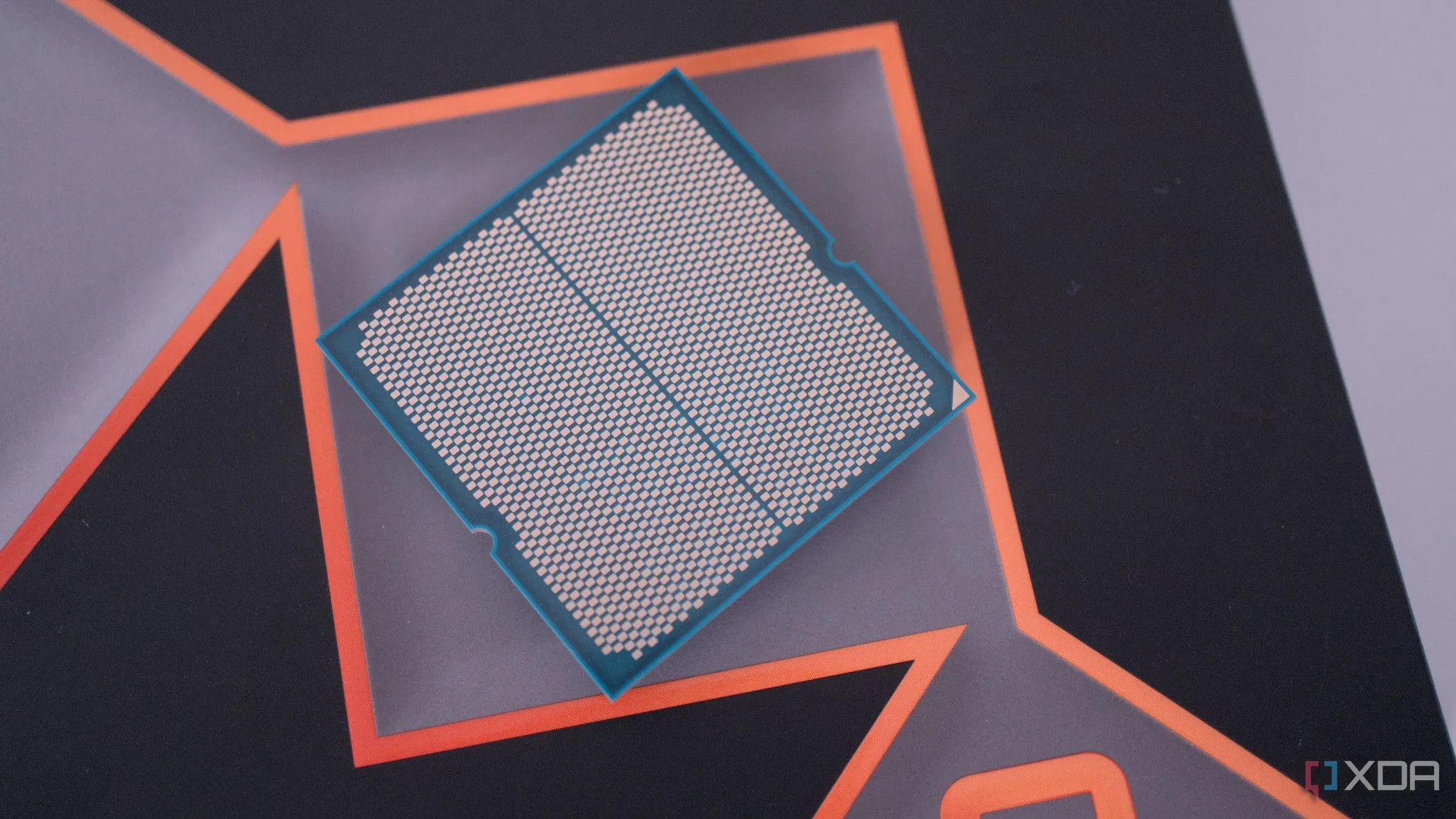 Hình ảnh cận cảnh mặt dưới của bộ vi xử lý AMD Ryzen với các chân tiếp xúc, minh họa kiến trúc AM4 đáng tin cậy cho CPU hiệu năng cao.